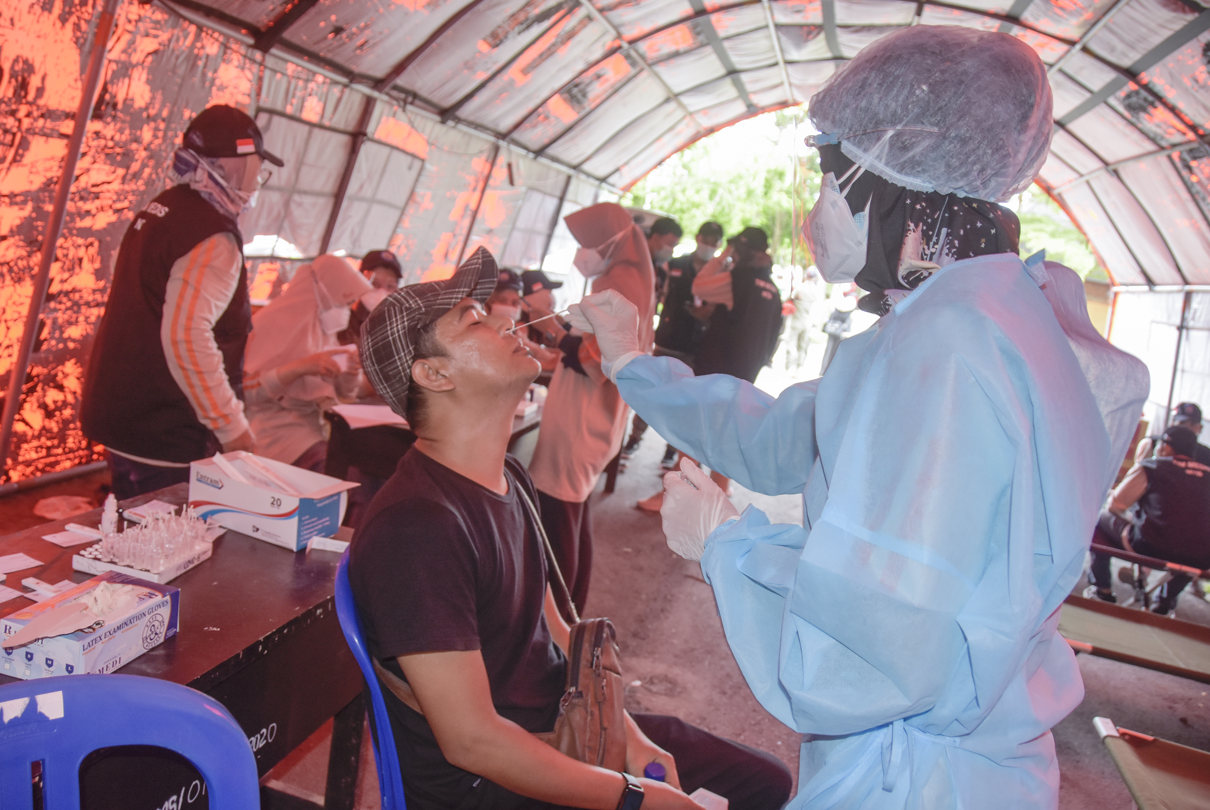 Tenaga medis melakukan rapid tes antigen terhadap warga asing di di Pertamina Mandalika International Street Circuit di KEK Mandalika, NTB.