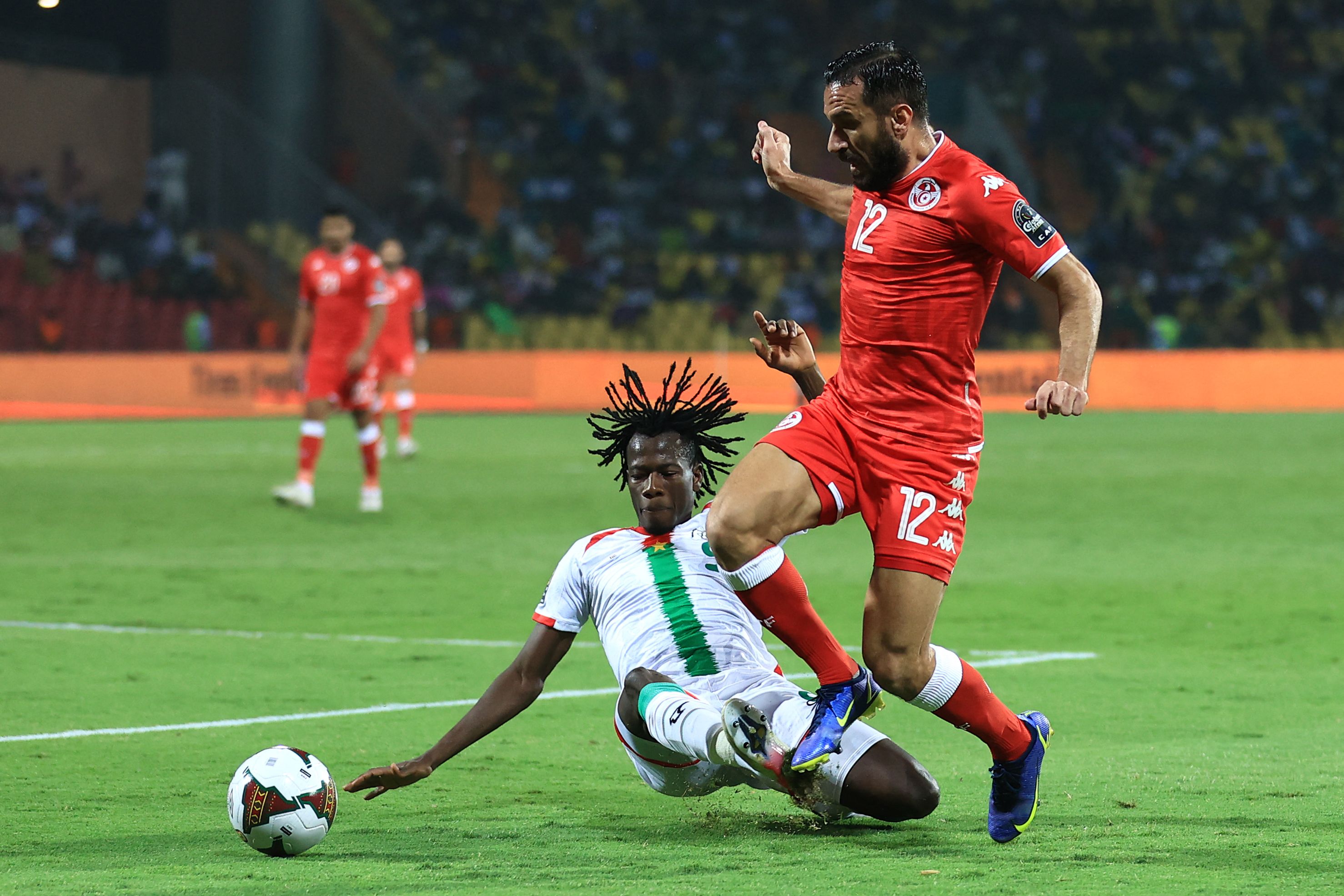 Bek Burkina Faso, Issa Kabore (kiri) bersuaha menjegal langkah Tunisia Ali Maalou (kanan) pada laga perempat final Piala Afrika 2021.