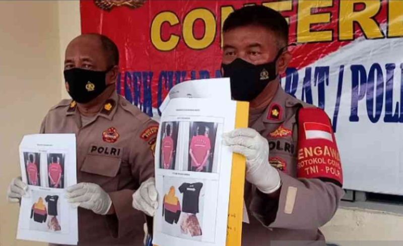 Kapolsek Cikarang Barat Kompol Teddy Hartanto, memperlihatkan foto barang bukti dan dua pelaku pembunuhan remaja yang ditangkap, Kamis (6/1)