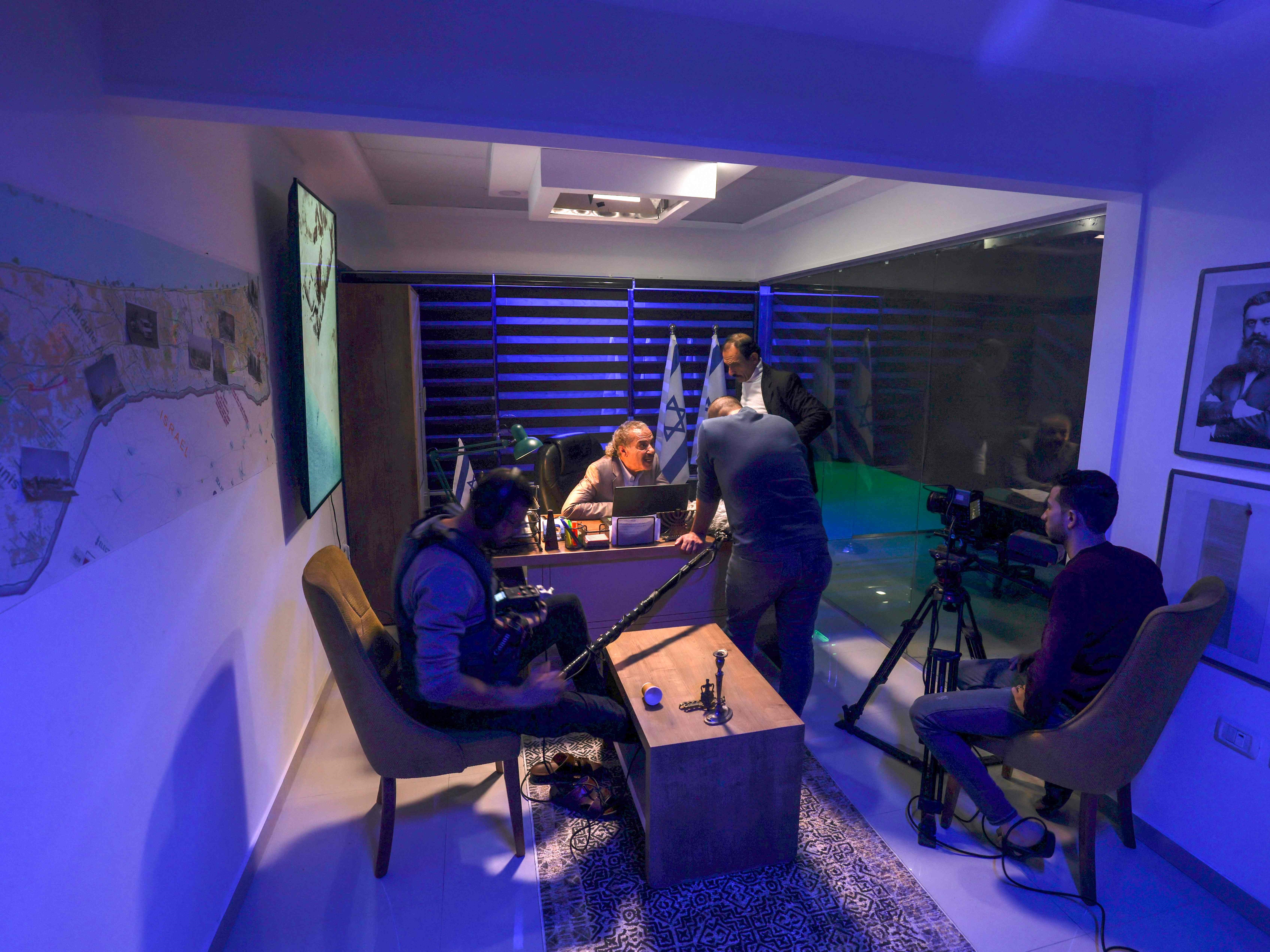 Aktor dan kru Palestina merekam adegan Qabdat al-Ahrar yang berarti Tinju Bebas, serial TV lokal Al-Aqsa.