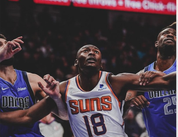 Laga NBA antara Phoenix Suns dan Dallas Mavericks.
