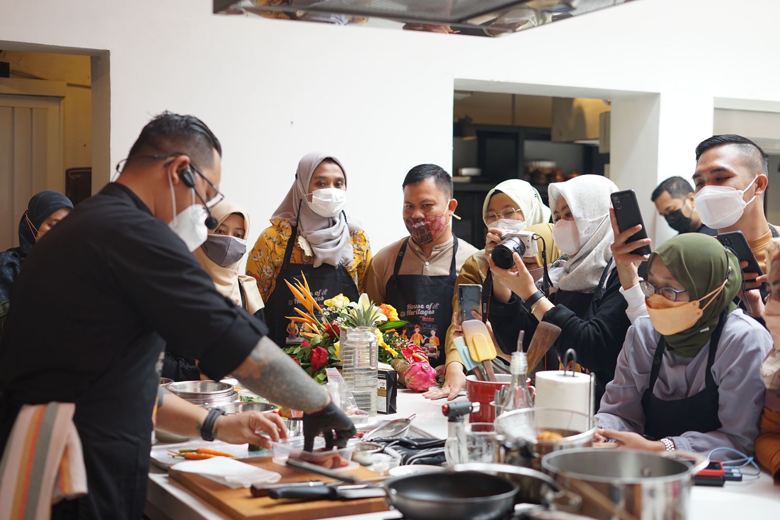 Chef memperlihatkan masakan menggunakan House Kari Ala Jepang