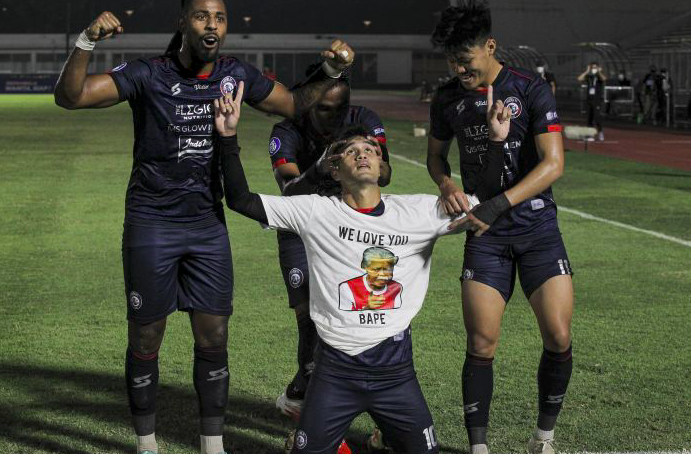 Pesepak bola Arema FC Muhammad Rafli (tengah) selebrasi usai mencetak gol ke gawang lawan, beberapa waktu lalu.