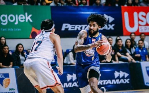 Aksi pebasket Satria Muda Pertamina, Elijah Foster (kanan), dalam laga IBL musim 2021.