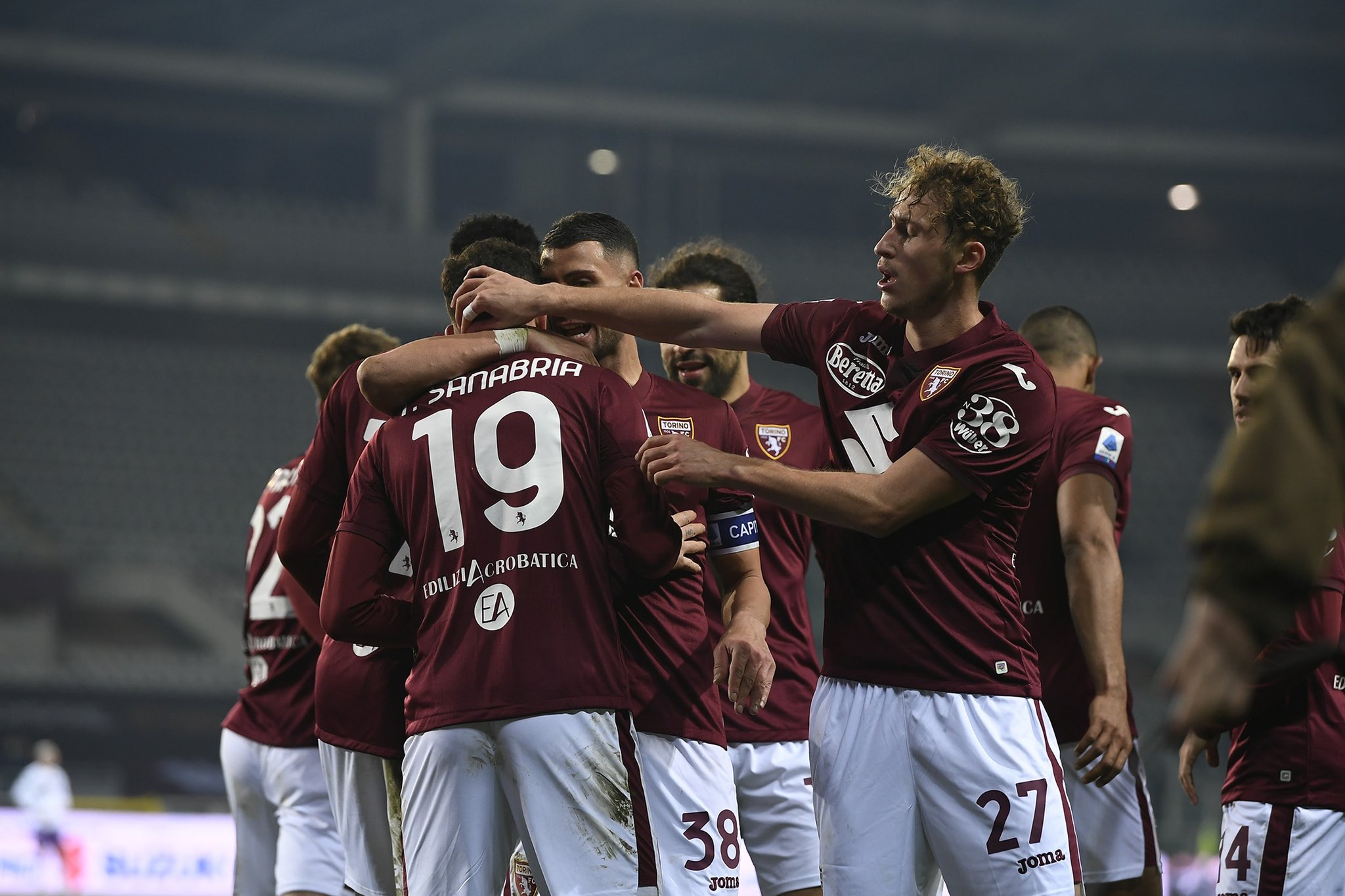 Para pemain Torino melakukan selebrasi usai mencetak gol ke gawang Fiorentina di laga Serie A.