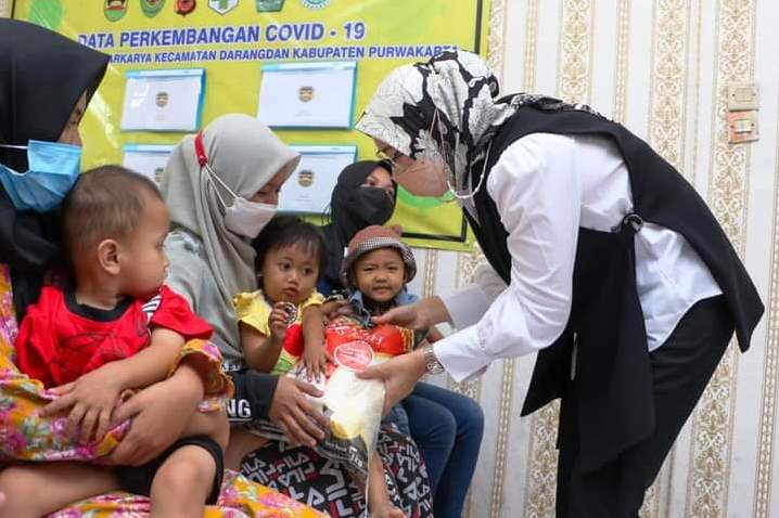Anak terduga stunting mendapat bantuan.