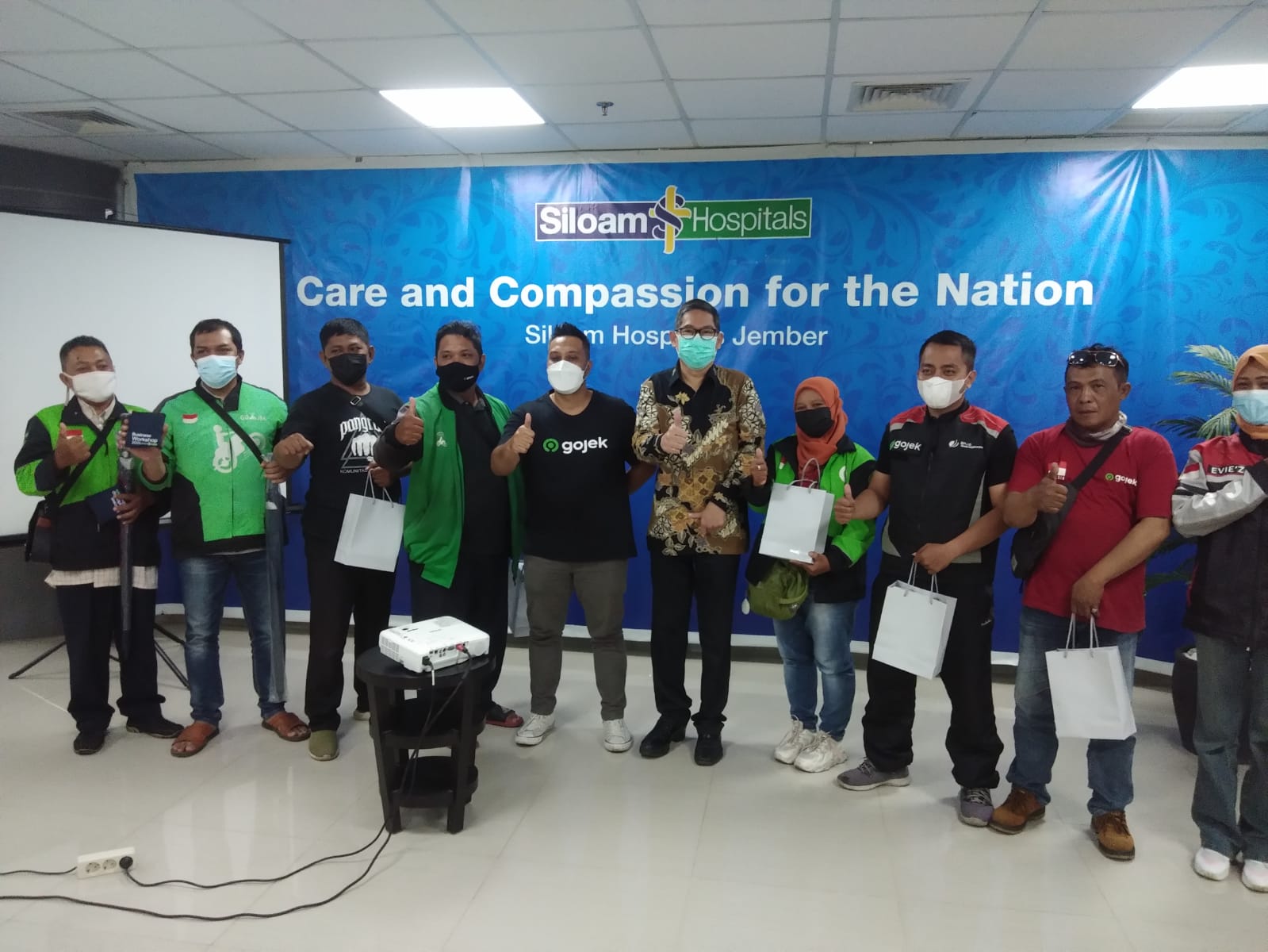 Siloam Hospitals Jember menggelar edukasi kesehatan dan praktek penanganan pertolongan pertama pada kecelakaan lalu lintas untuk para ojol.