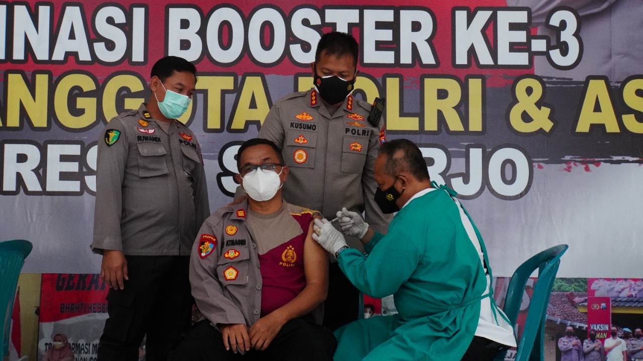 Polisi dan ASN di Sidoarjo Mulai Divaksin Covid-19 Dosis Booster