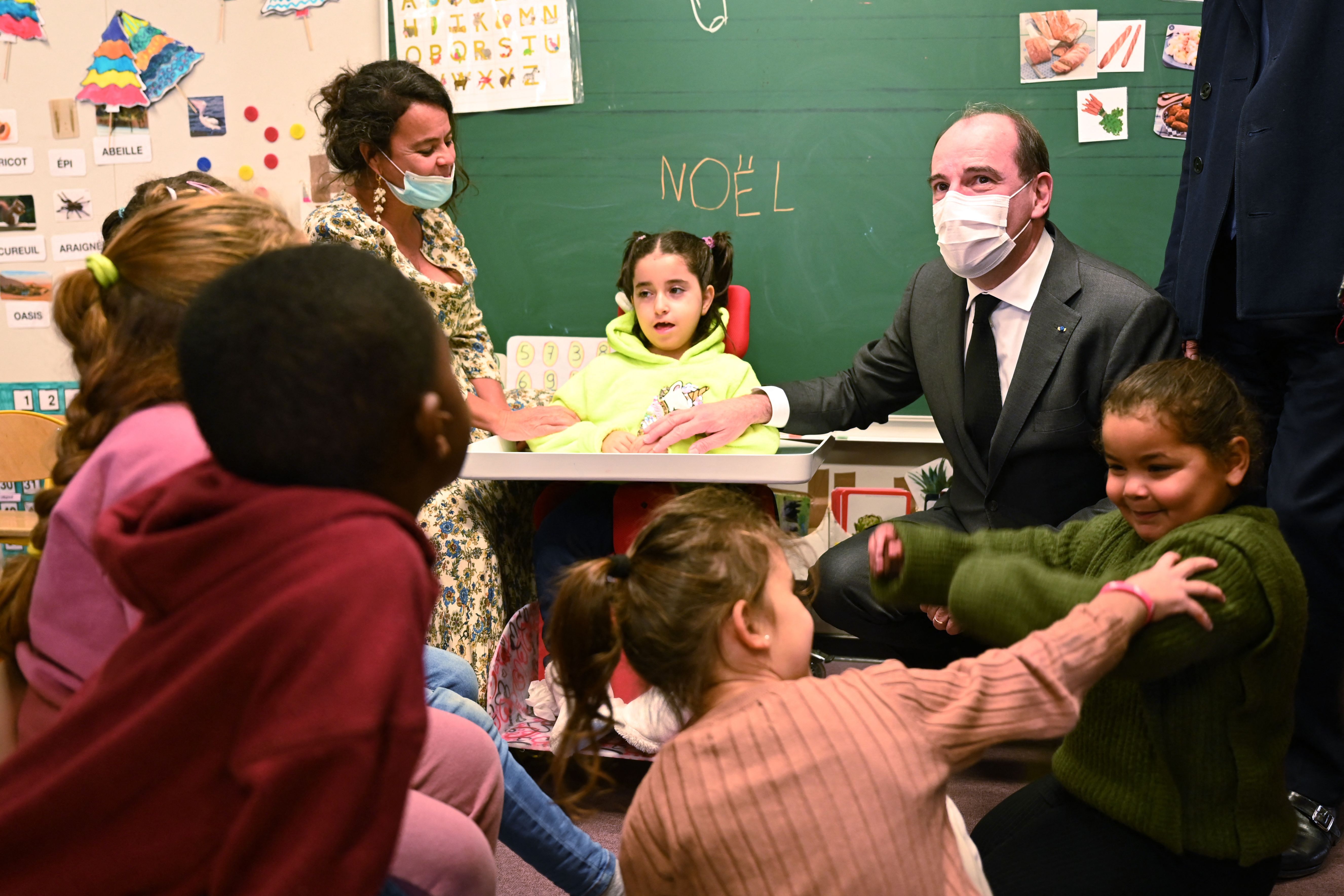 berbincang dengan anak sekolah dasar di Marseille.