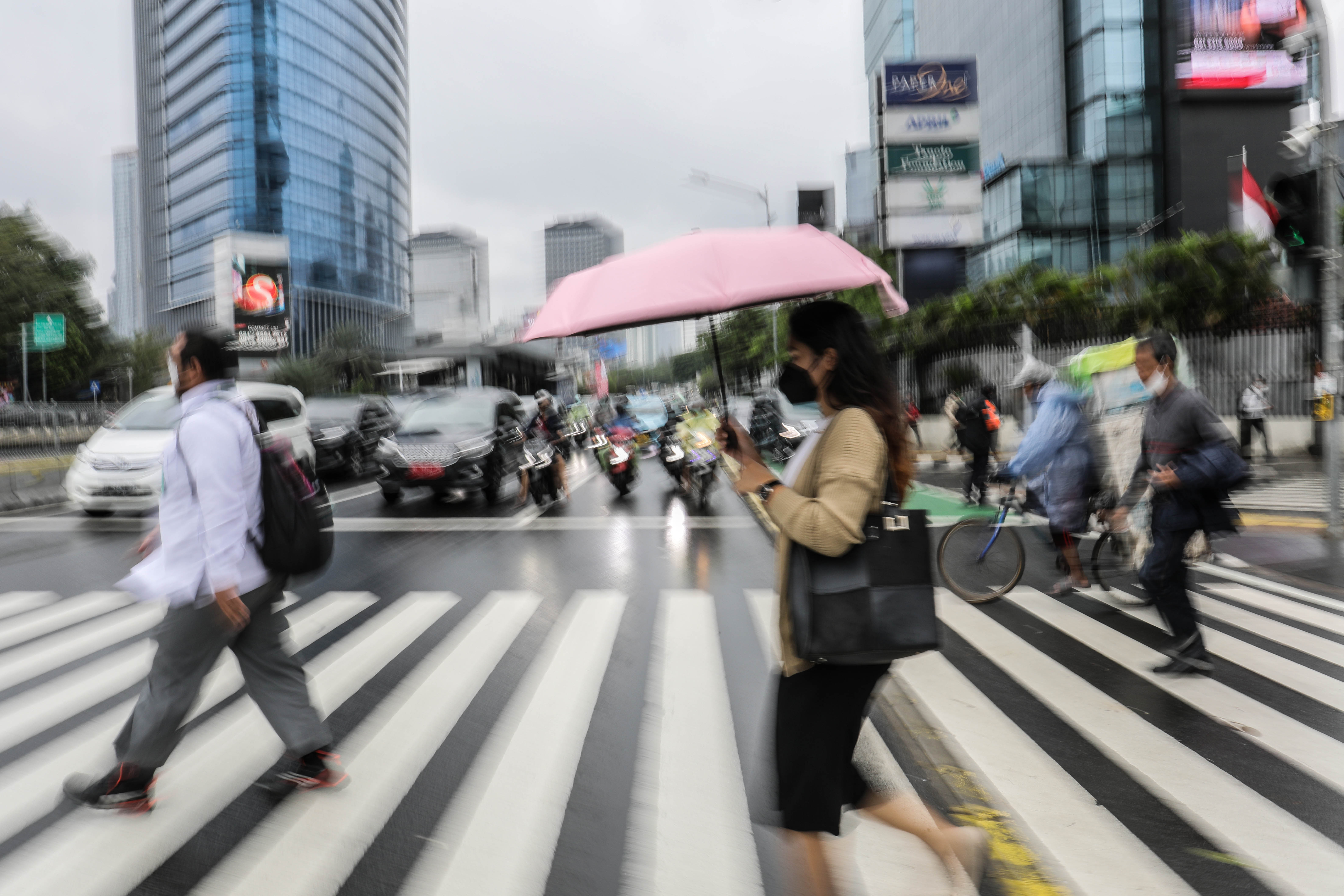 Warga berjalan di kawasan Jl. Jenderal Sudirman, Jakarta pusat.
