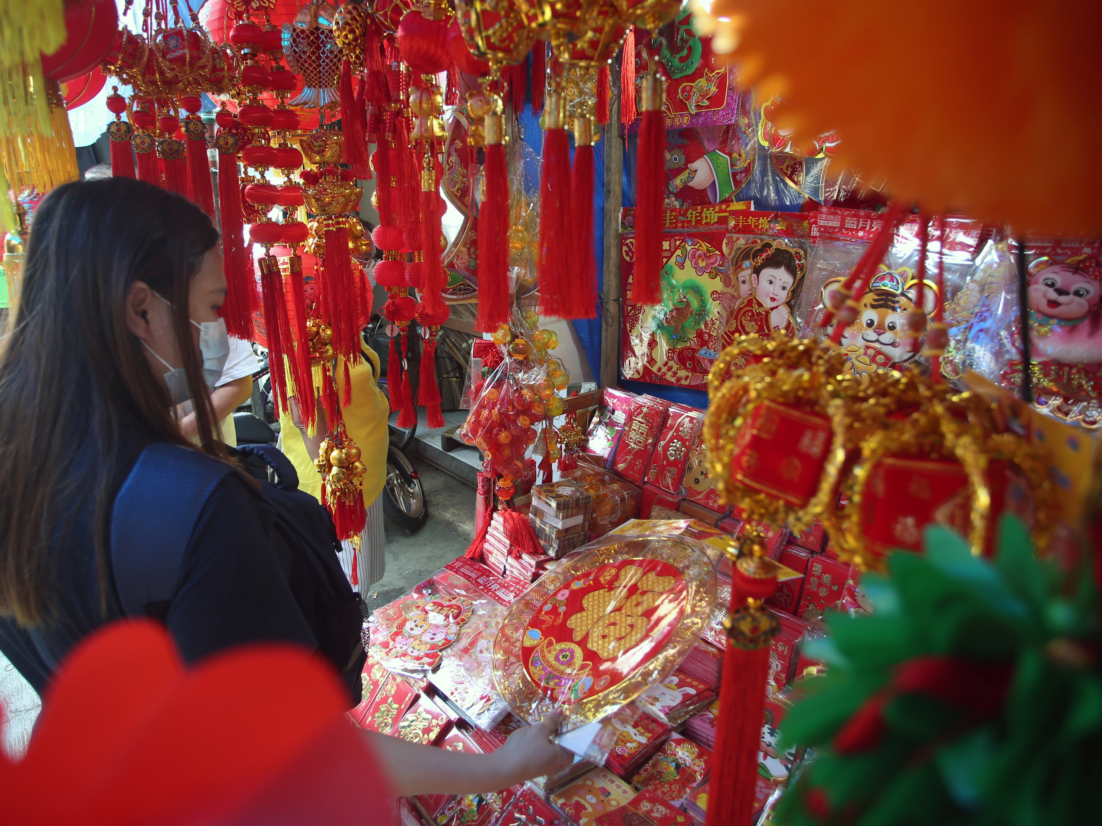 Warga keturunan Tioanghoa melihat pernak-pernik imlek yang dijual di kawasan Pecinan Tangerang, Pasar Lama, Tangerang, Banten, Kamis (27/1).