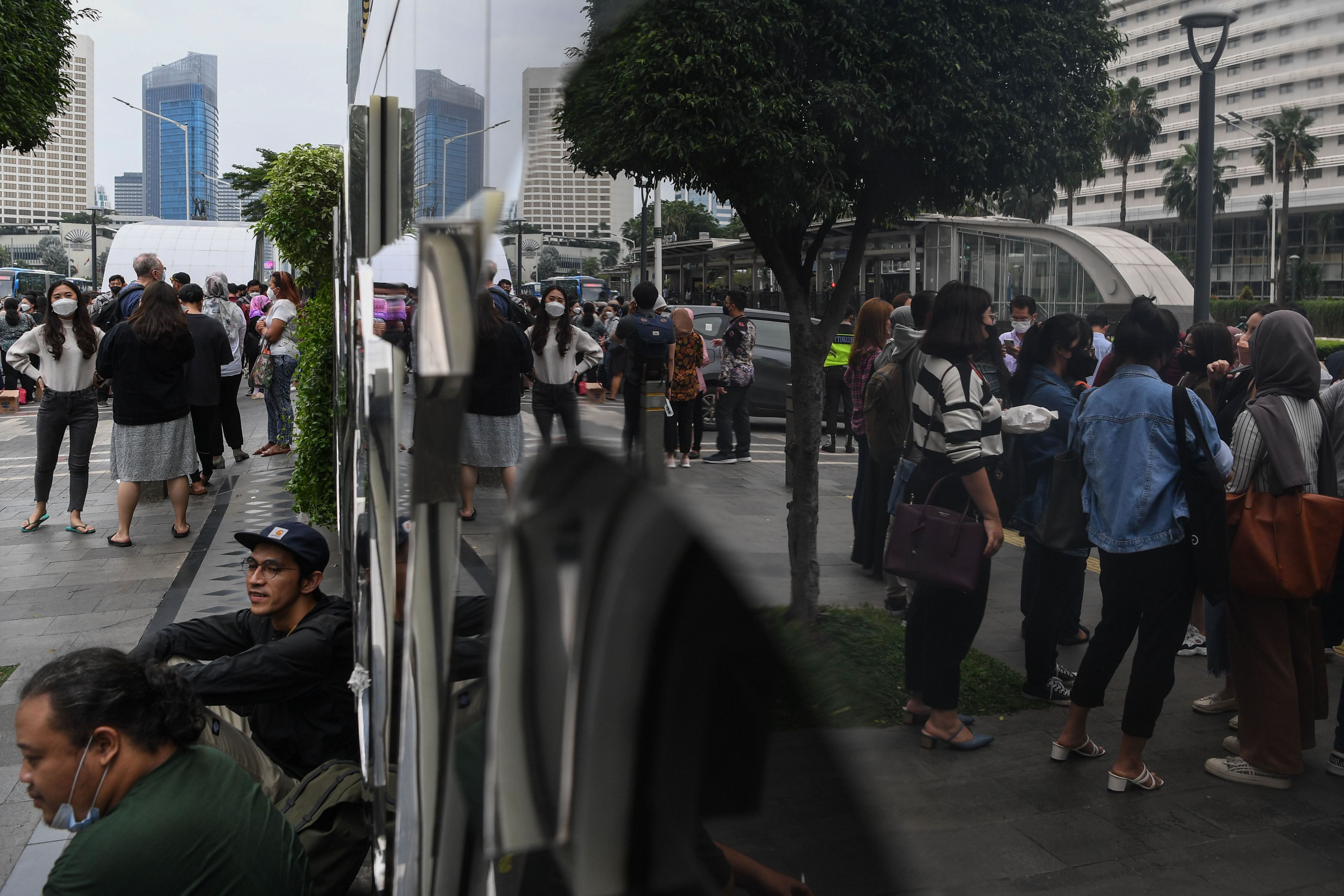 Warga berhamburan keluar gedung di Jakarta saat merasakan getaran gempa Bantenn