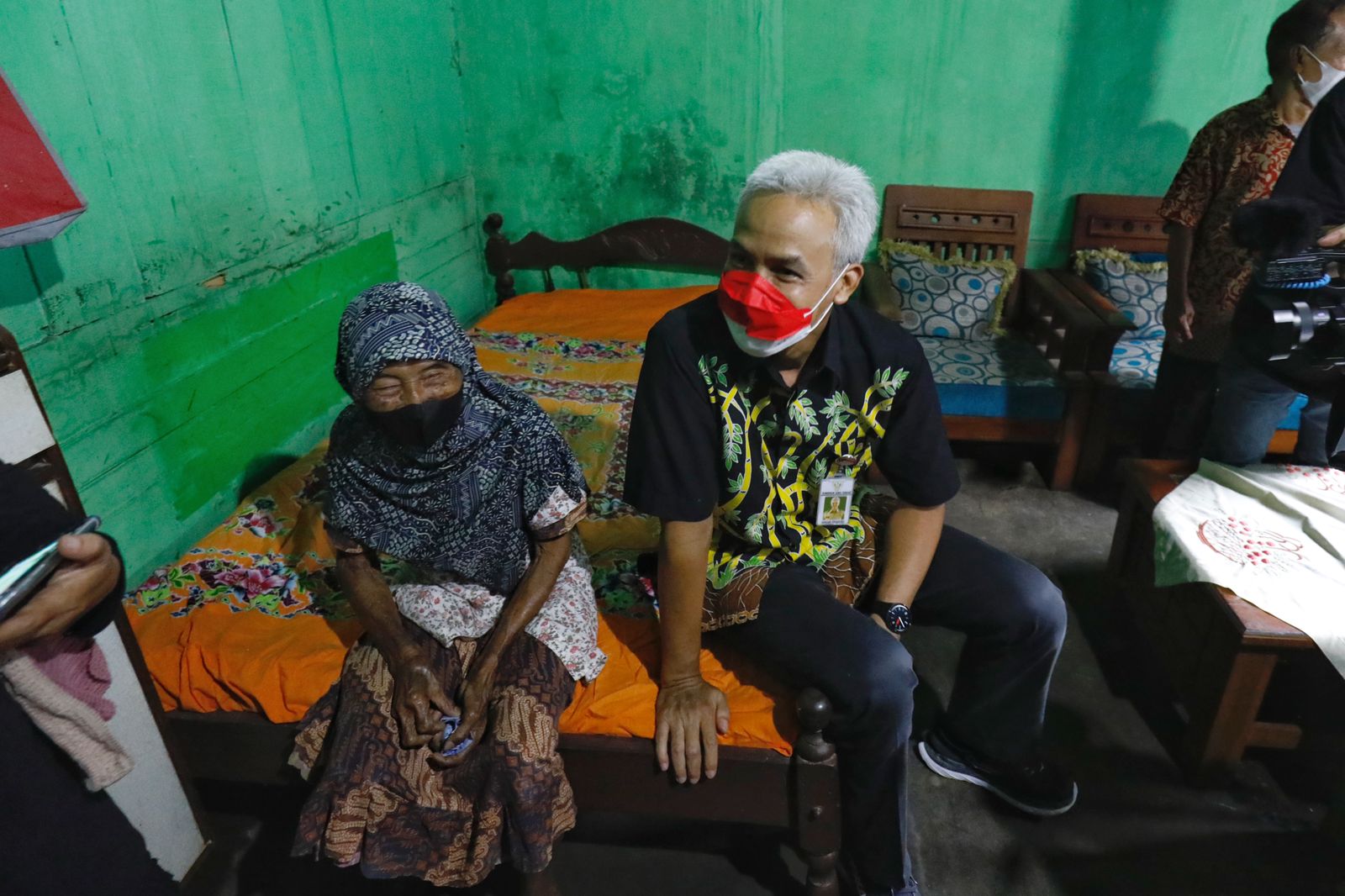 Gubernur Jawa Tengah, Ganjar Pranowo mengecek empat rumah warga penerima rumah sehat layak huni dan listrik murah di Kabupaten Banyumas, Rab