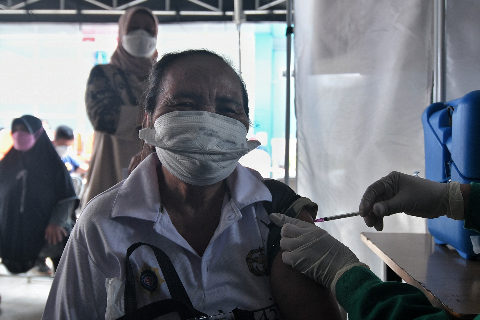 Tenaga kesehatan menyuntikan vaksin Covid-19 booster pada warga di Puskesmas Kecamatan Kramat Jati, Jakarta Timur, Rabu (12/1/2022)..