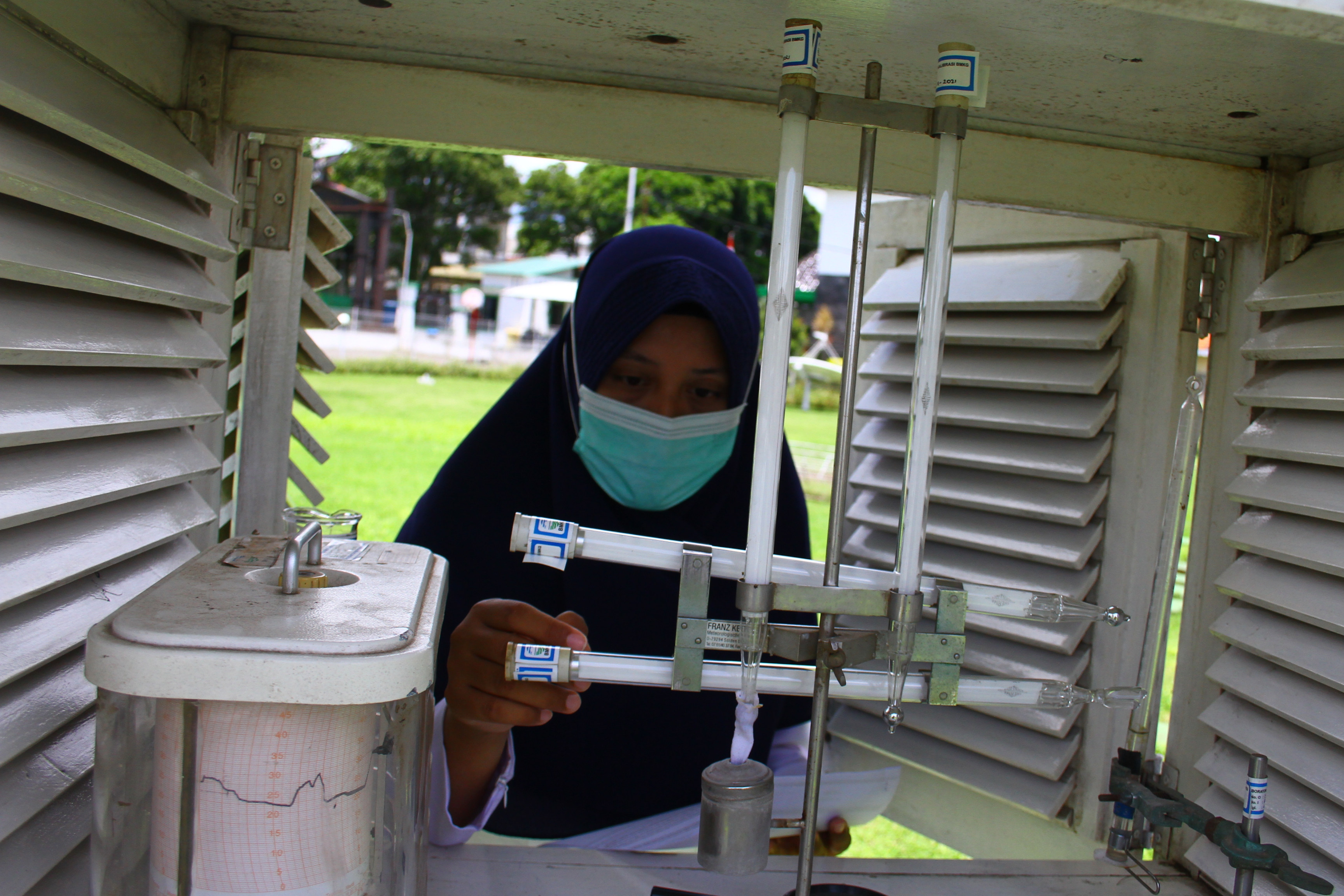Petugas BMKG mencatat angka yang ditunjukkan alat termometer suhu di BMKG Karangploso, Malang, Jawa Timur, Rabu (24/11/2021).