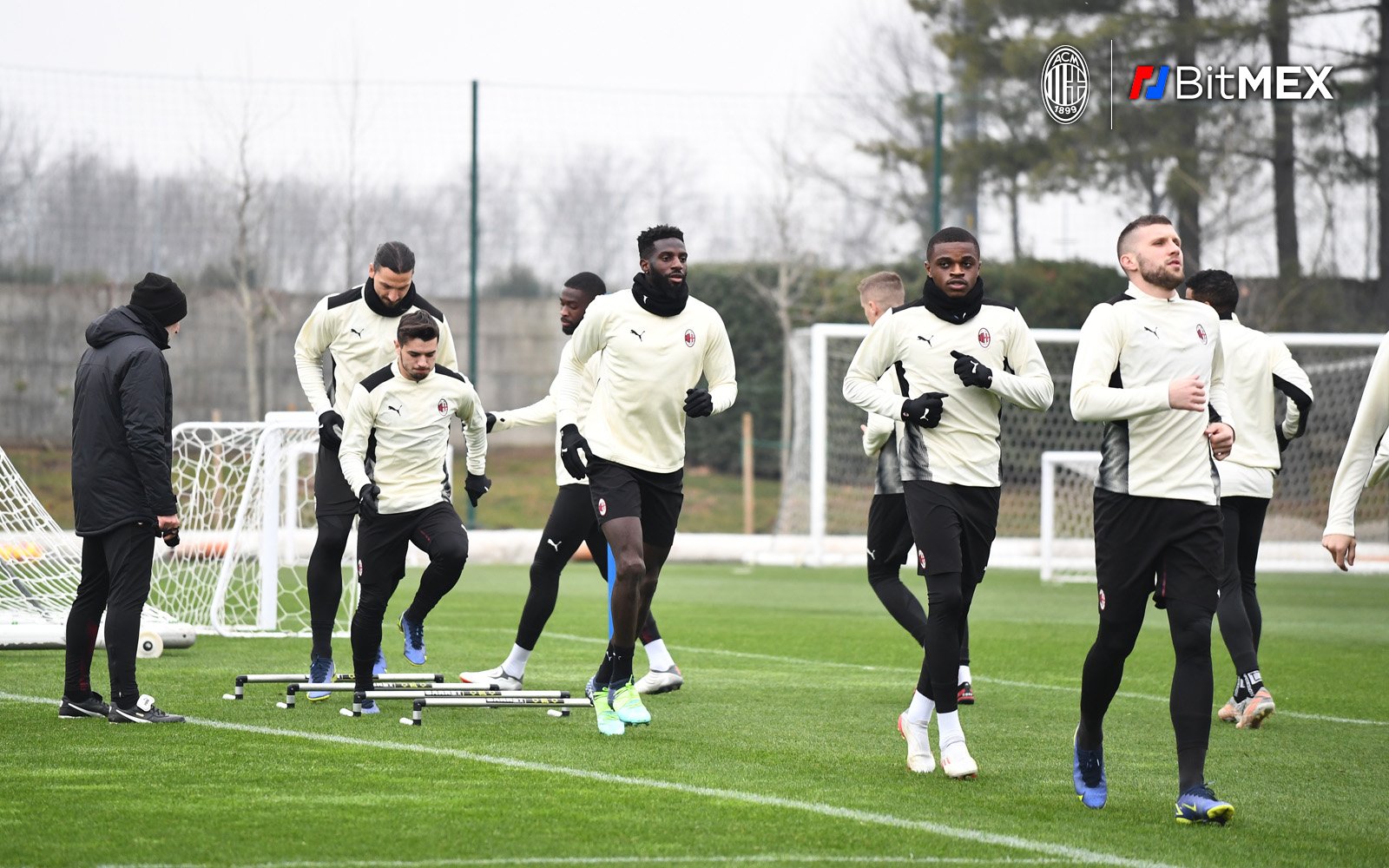 Skuad AC Milan tengah berlatih