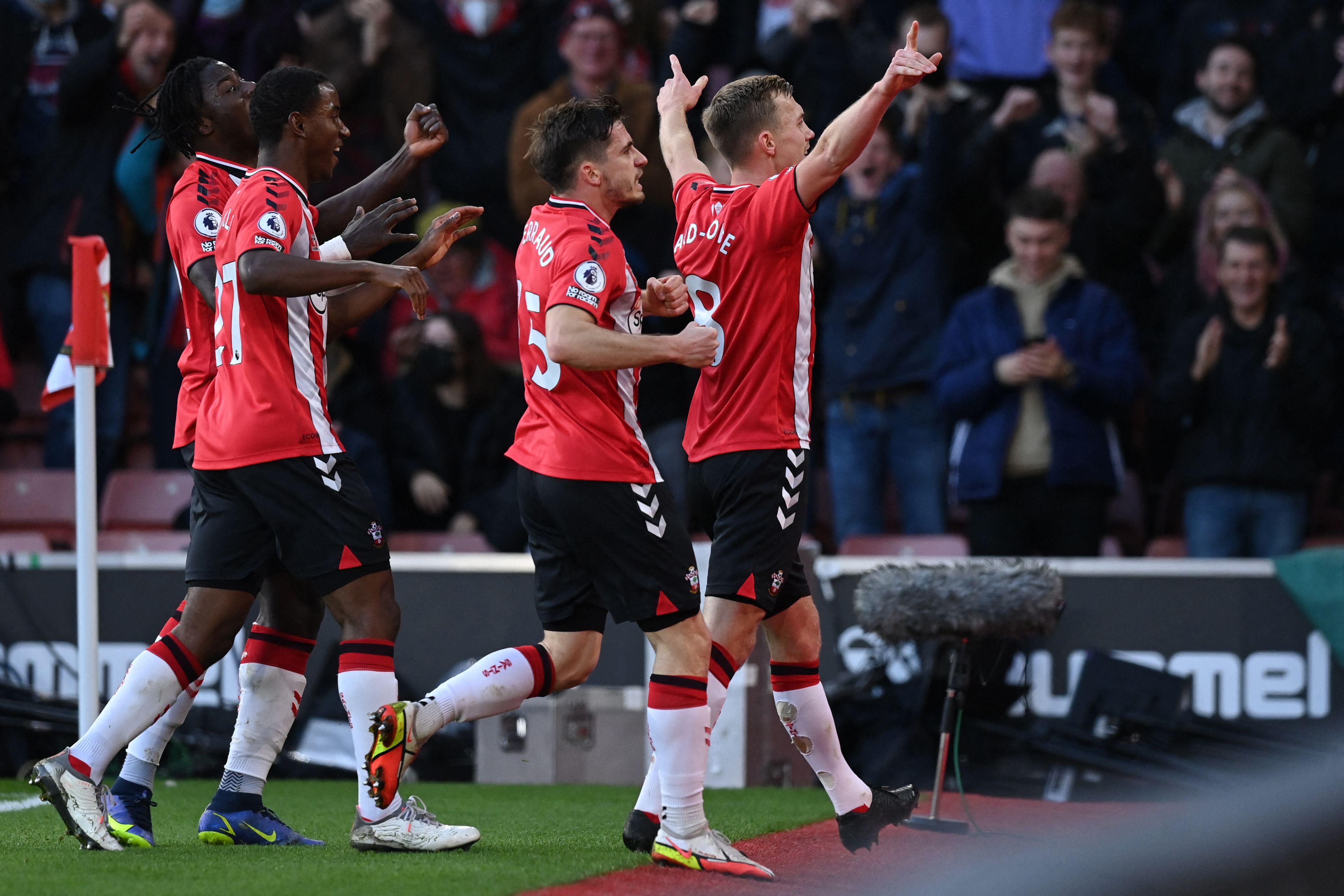 Para pemain Southampton melakukan selebrasi usai mencetak gol ke gawang lawan.