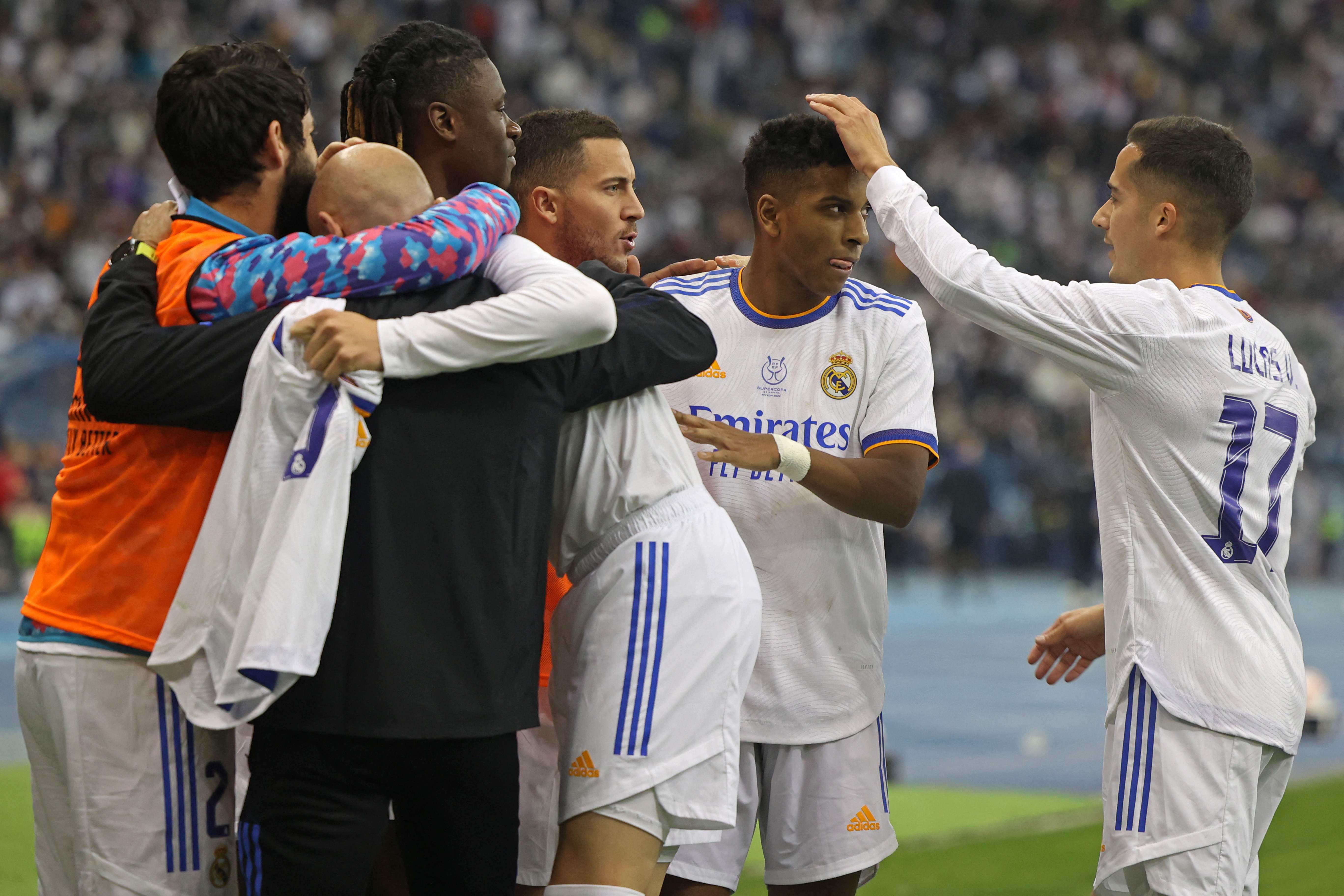 Para pemain Real Madrid merayakan kebahigiaan setelah mengalahkan Barcelona dengan 3-2 di laga semifinal Piala Super Spanyol. 
