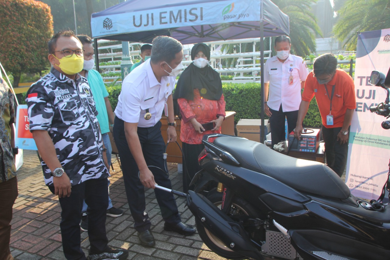 Wali Kota Jakarta Selatan, Munjirin dan Ketua Bapera DPD Provinsi DKI Jakarta Basri Baco mengecek uji emisi kendaran motor, Rabu (5/1/2022).