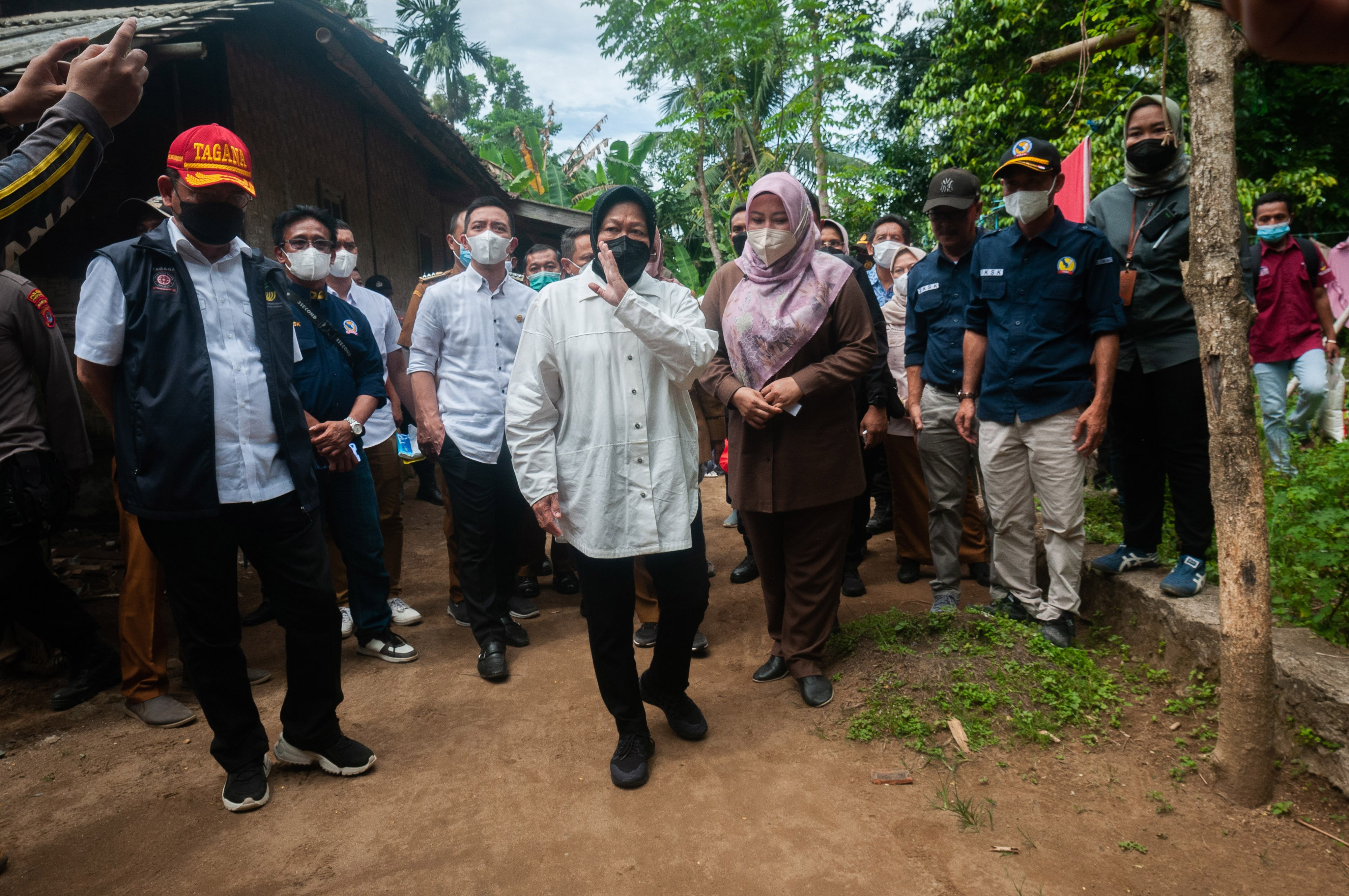 Menteri Sosial Tri Rismaharini (ketiga kiri).