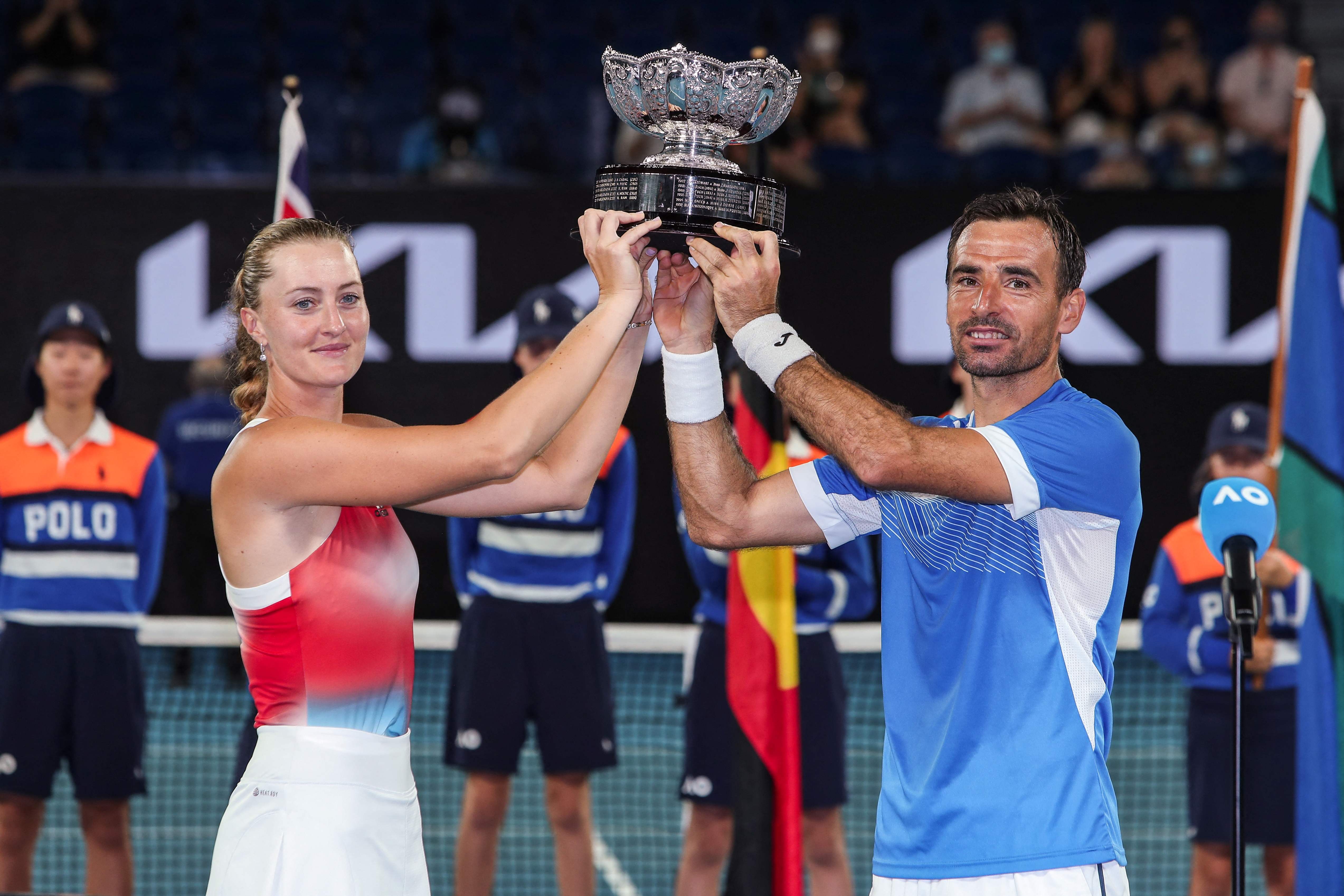 Petenis Prancis Kristina Mladenovic (kiri) dan petenis Kroasia Ivan Dodig mengangkat trofi juara ganda campuran Australia Terbuka.