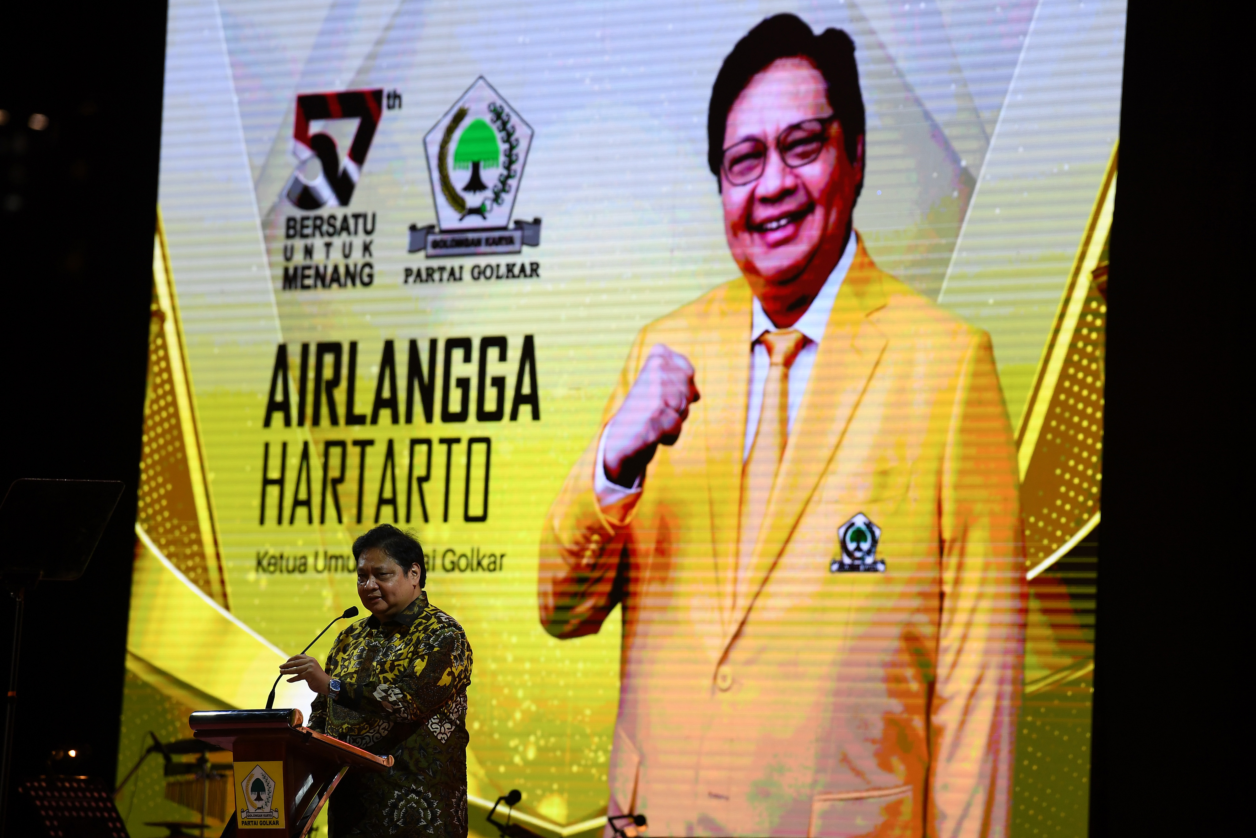 Ketua Umum Partai Golkar Airlangga Hartarto saat berpidata di depan kader Golkar