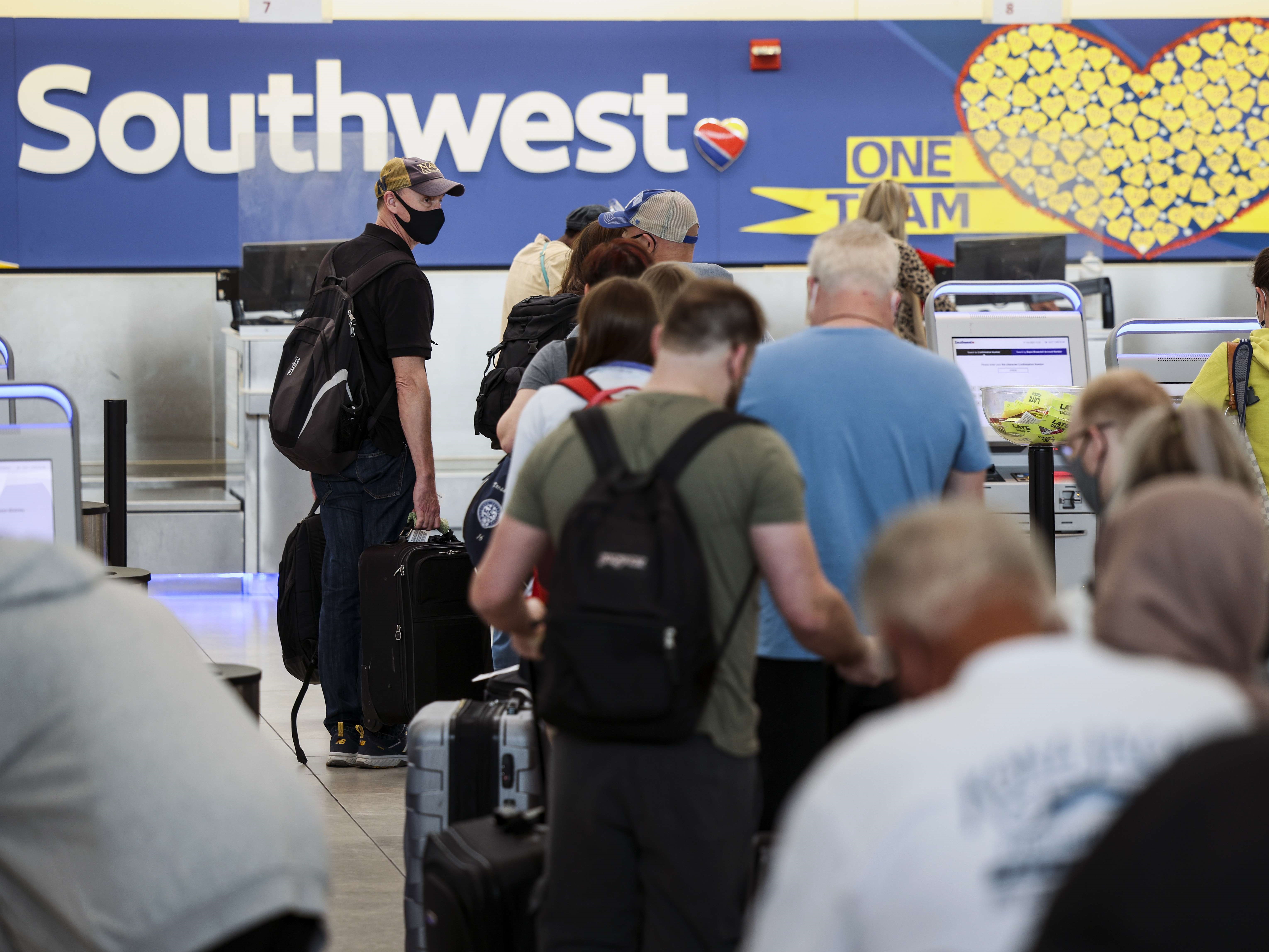 Pelancong check-in di loket tiket Southwest Airlines di Bandara Internasional Thurgood Marshall Baltimore Washington pada 11 Oktober 2021.