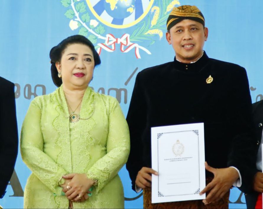 Plt Wali Kota Bekasi Tri Adhianto Tjahyono (kanan)