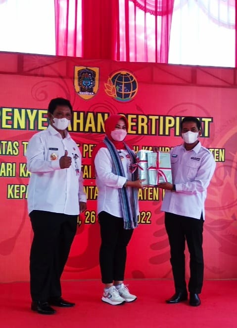 Badan Pertanahan Klaten menyerahkan sertifikat aset pemerintah kabupaten kepada Bupati Sri Mulyani