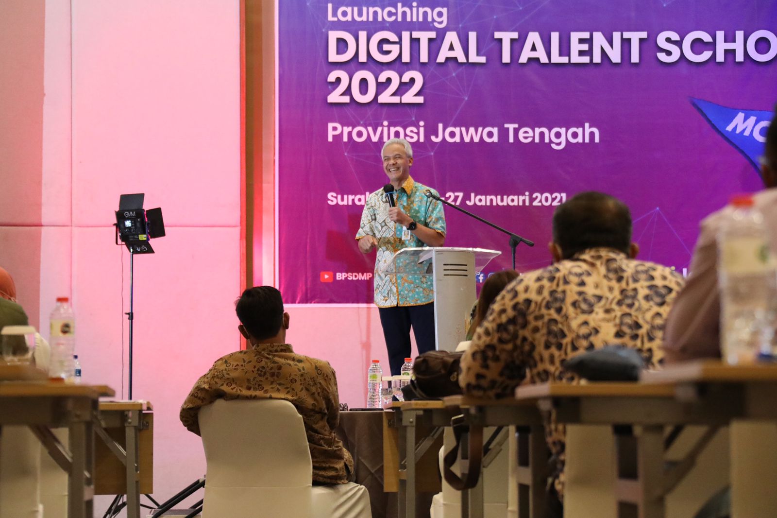 Gubernur Jawa Tengah, Ganjar Pranowo bekerjasama dengan Kementerian Kominfo melatih 30.000 calon Entrepreneurship.