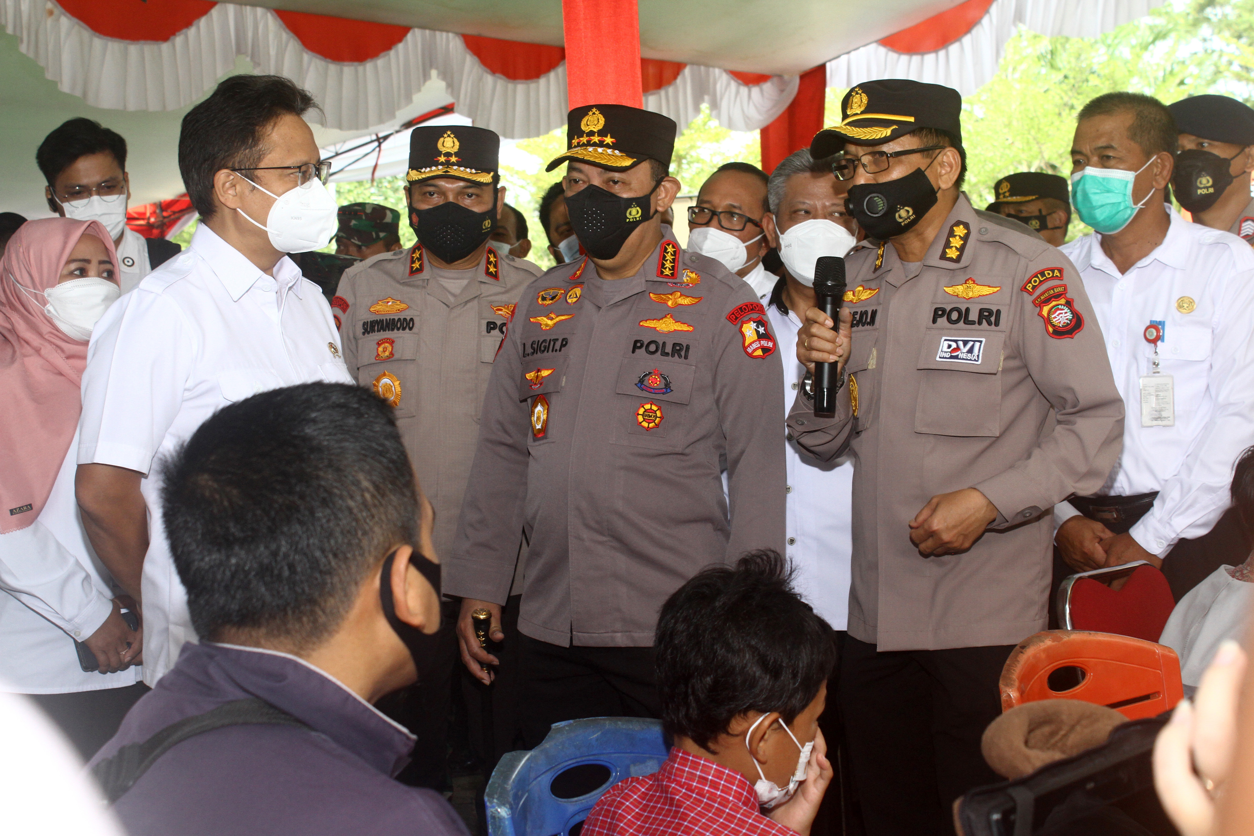 KUNJUNGI KALBAR: Menkes Budi G Sadikin bersama Kapolri Jenderal Listyo Sigit Prabowo (ketiga kanan) meninjau vaksinasi covid-19 di Kubu Raya