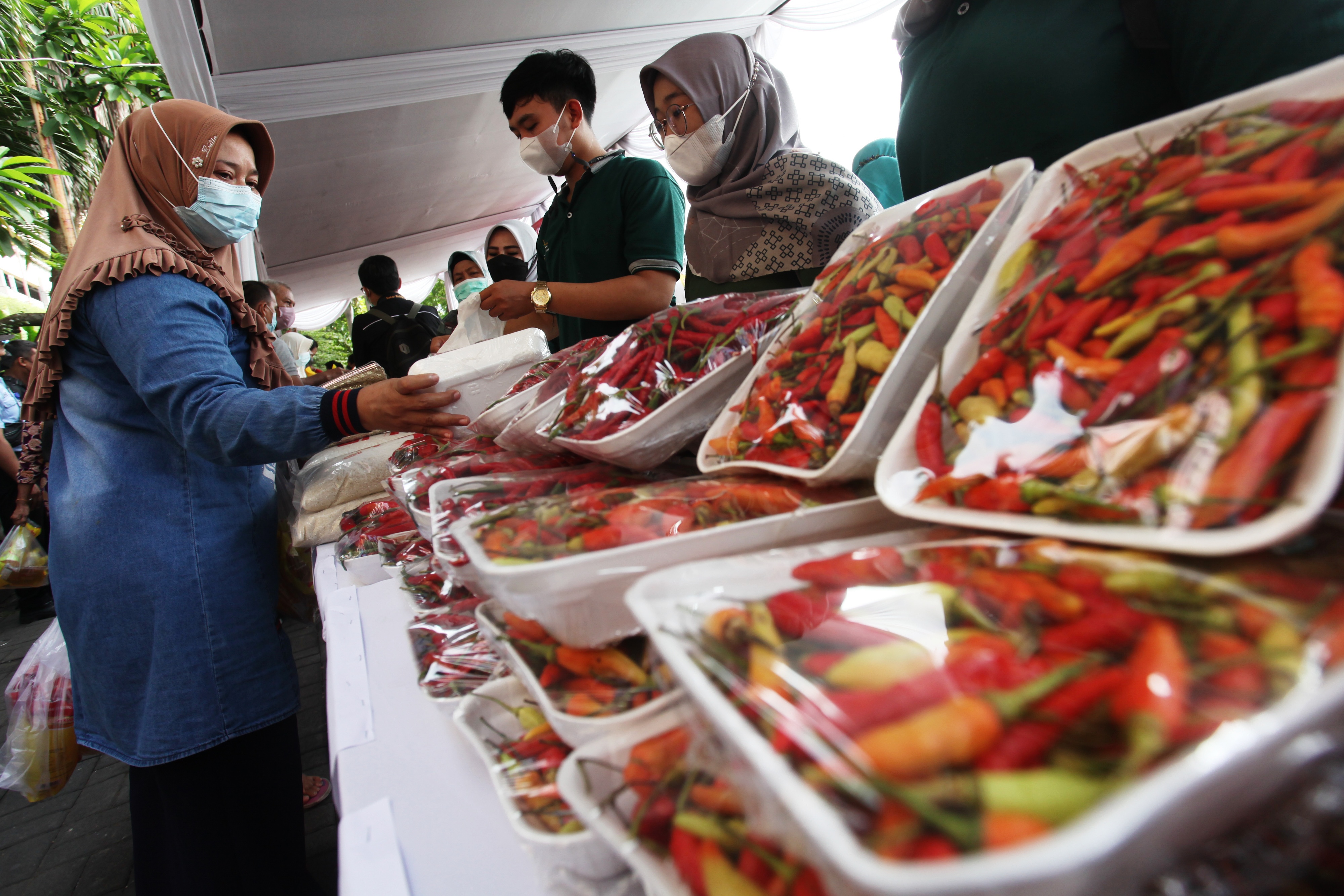 Ilustrasi operasi pasar.