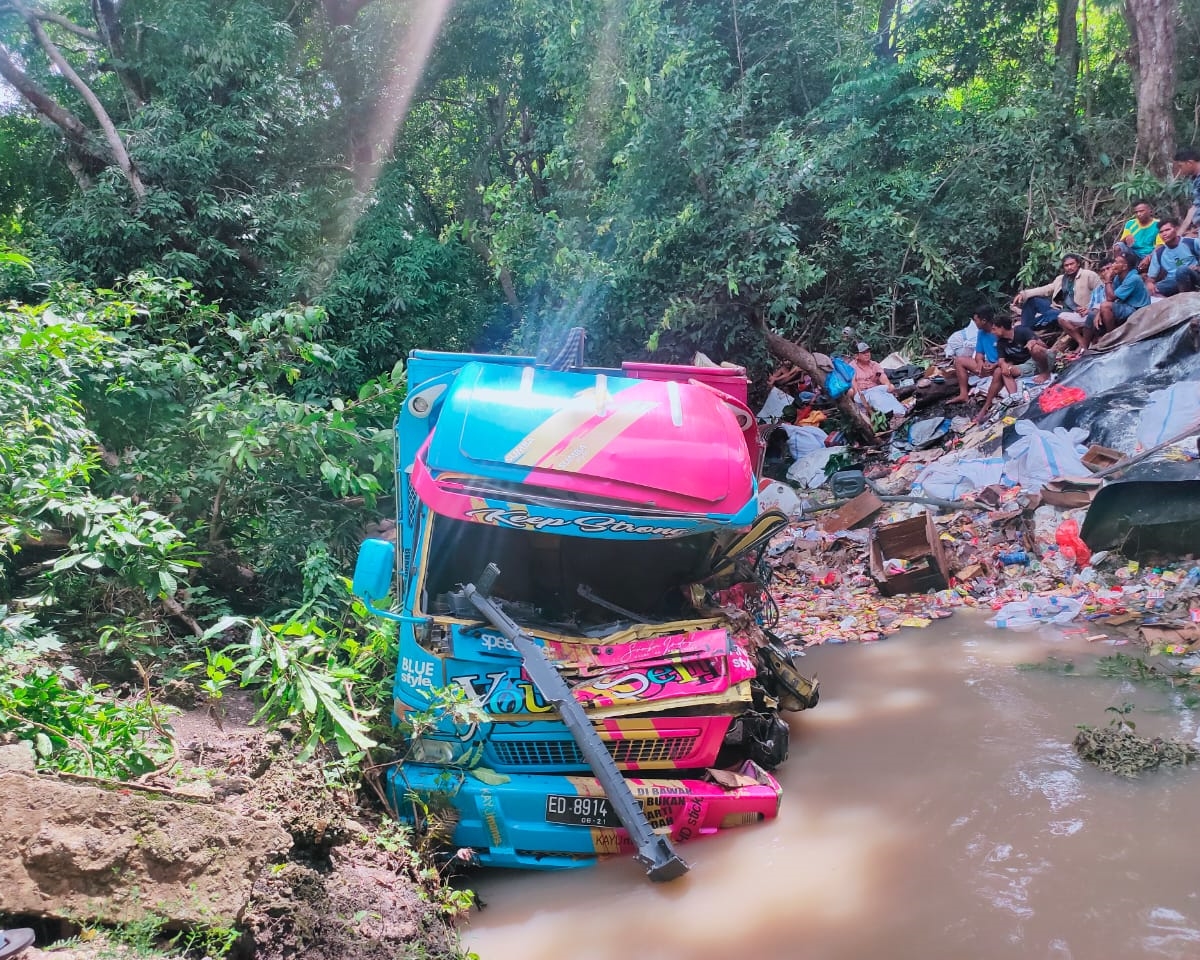 Truk bermutan barang kelontong menabrak pembatas Jembatan Tatung perbatasan Desa Rindi dan Haikatapu, Kecamatan Rindi, Sumba Timur.