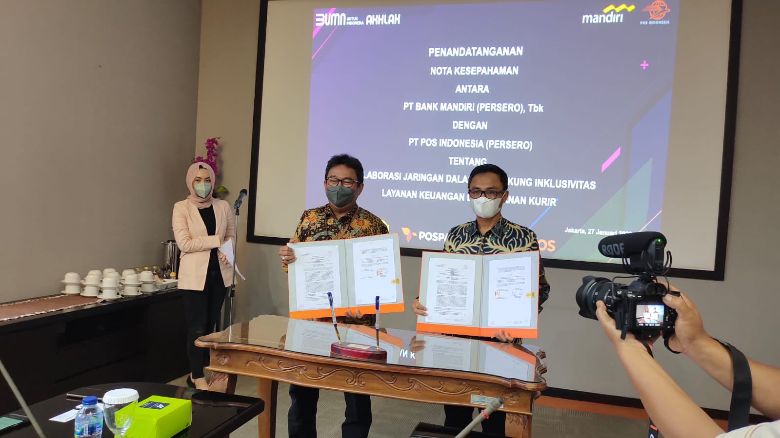 PT Pos Indonesia dan Bank Mandiri sepakat bekerja sama dalam bidang perbankan dan kurir.