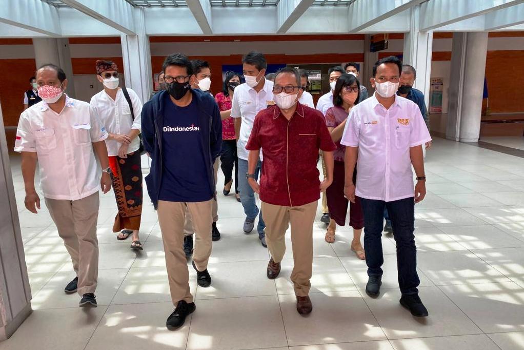 Menparekraf Sandiaga Uno dan Kepala Perwakilan BI Bali Trisno Nugroho meninjau festival UMKM di Bandara Ngurah Rai, Bali, Sabtu (15/1).