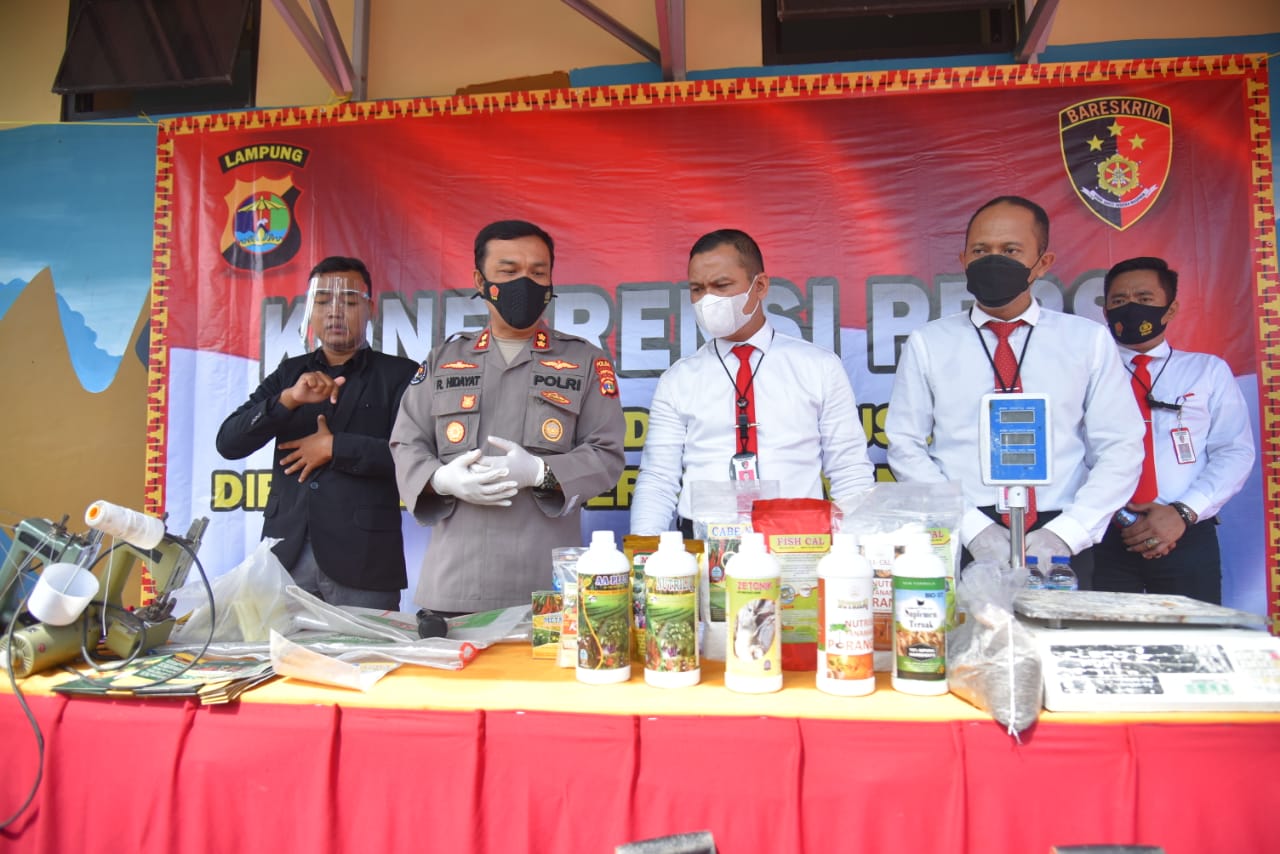 Polda Lampung memperlihatkan sitaan pupuk palsu 