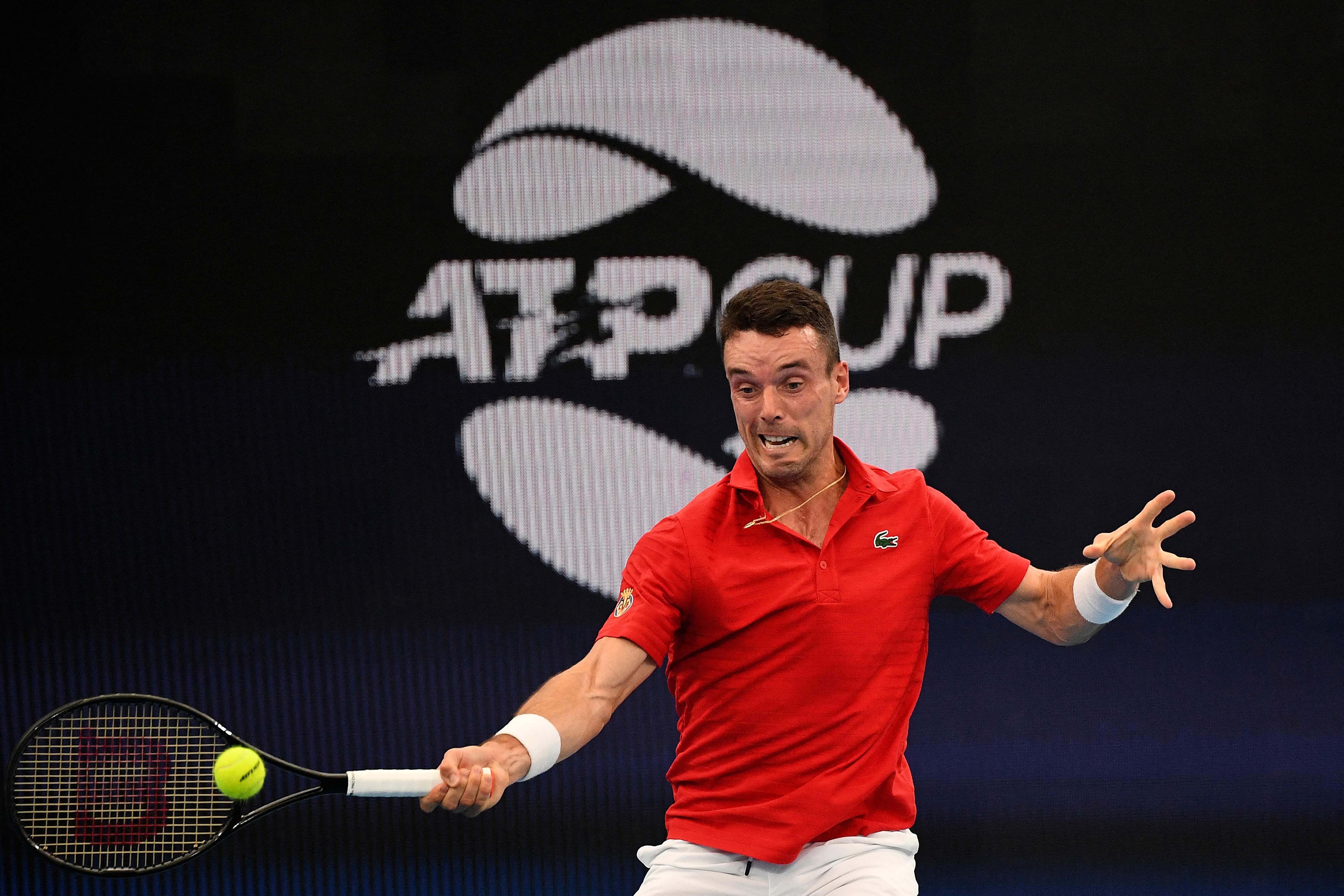 Petenis Spanyol Roberto Bautista Agut berusaha mengembalikan bola ke arah lawannya Christian Garin dari Cile di turnamen Piala ATP 2022.