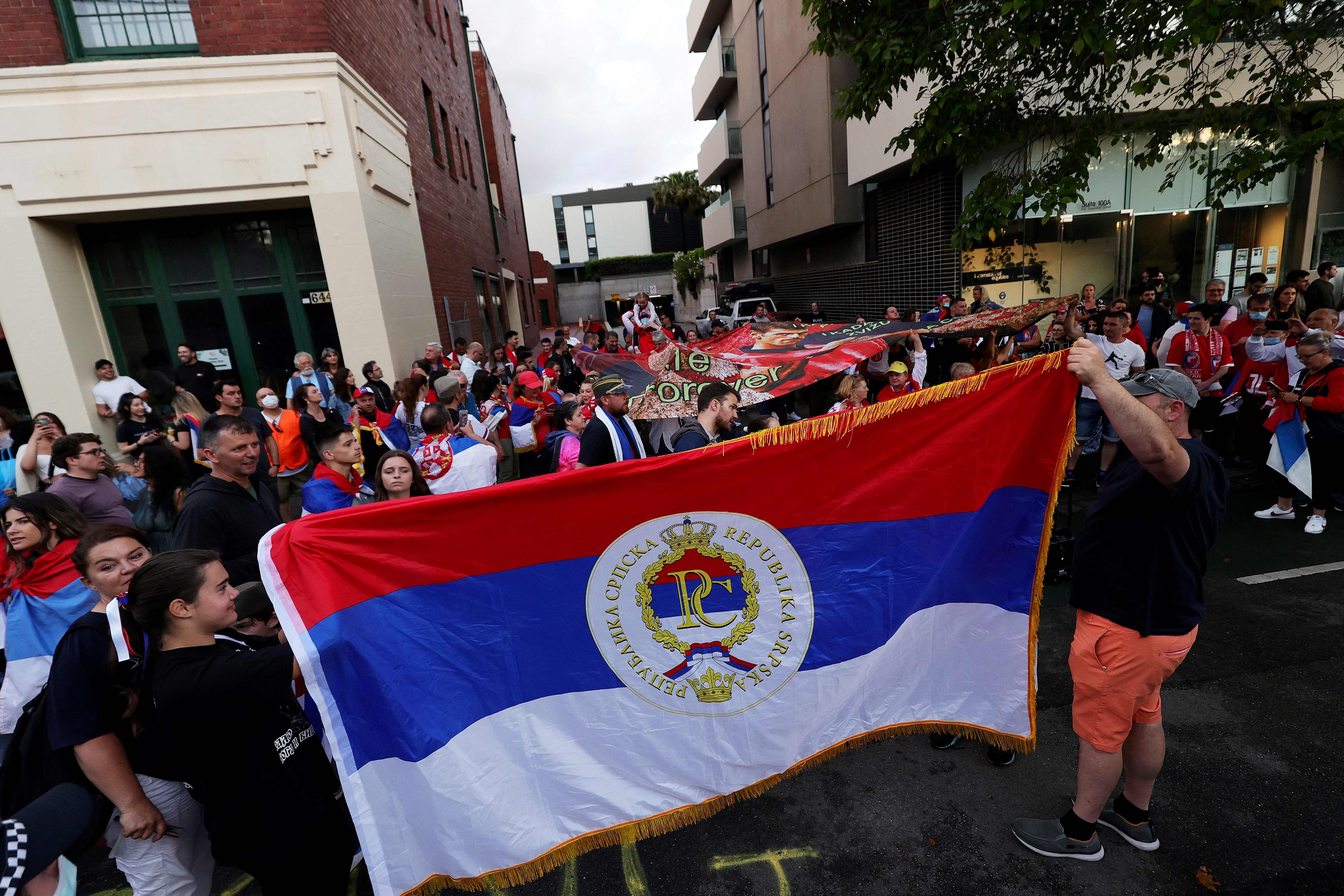 Pendukung Novak Djokovic menggelar aksi protes di depan lokasi petenis Serbia itu ditahan di Melbourne, Australia.
