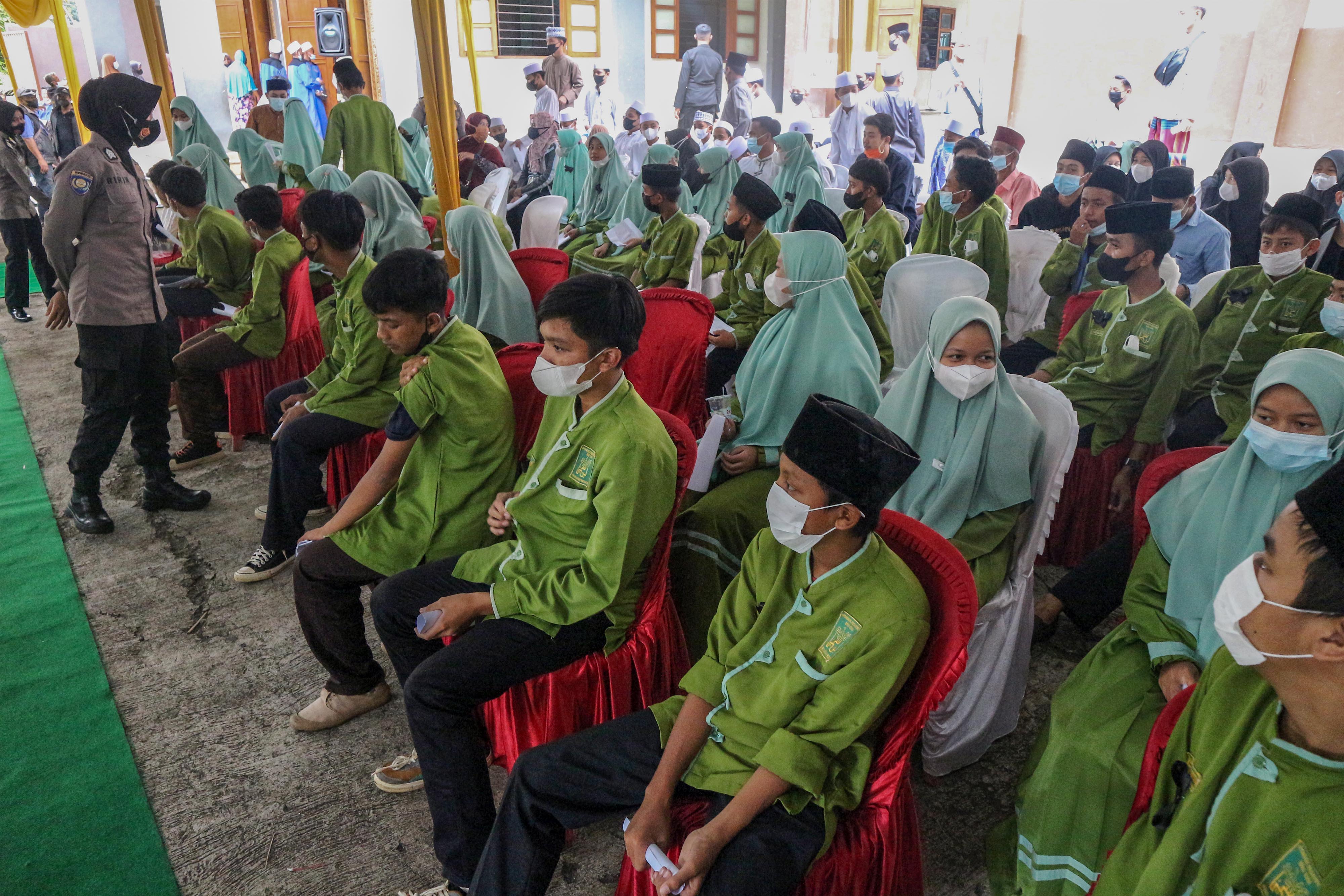 Sejumlah santri antre untuk mengikuti vaksinasi COVID-19 di Pondok Pesantren Daarur Rasul, Kabupaten Bogor, Jawa Barat, Jumat (19/11/2021)