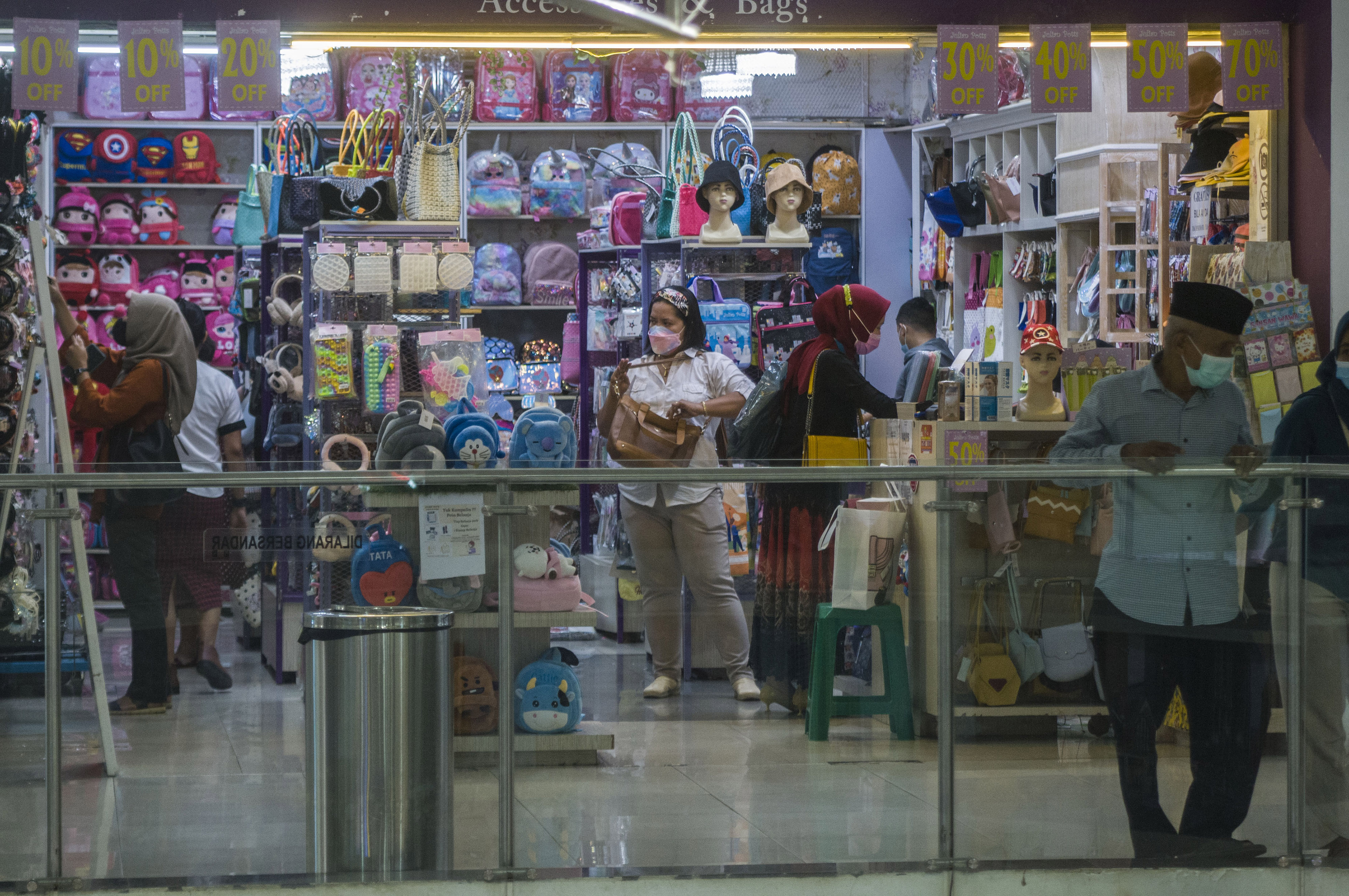 Warga berbelanja di salah satu pusat perbelanjaan di Rangkasbitung, Lebak, Banten, Kamis (6/1). Pemerintah berharap inflasi inti meningkat.