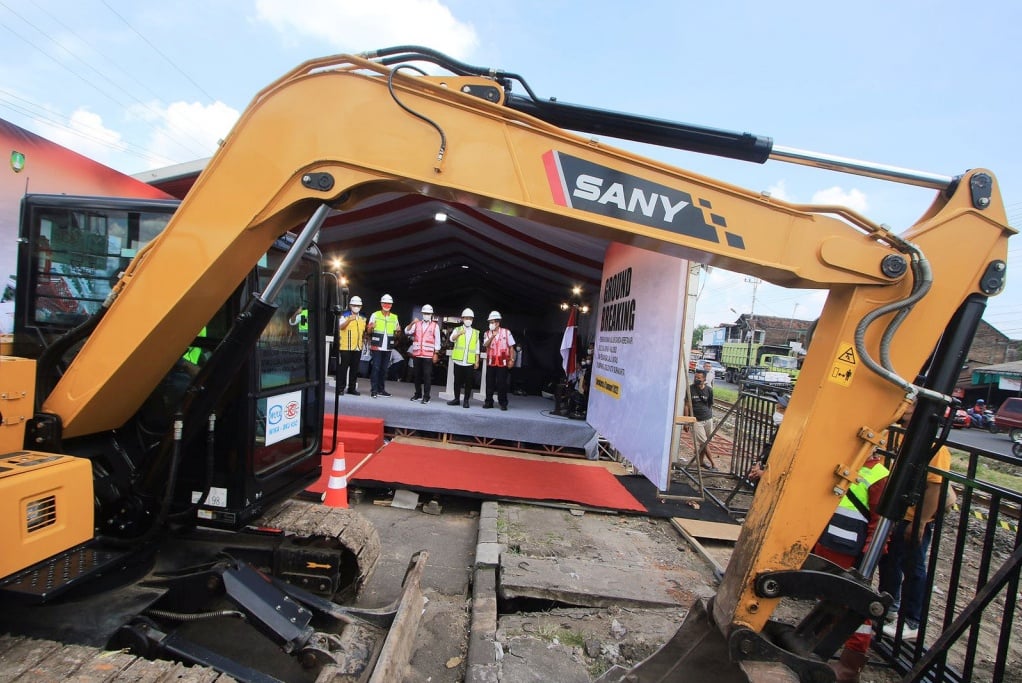Menhub Budi Karya, Gubernur Ganjar Pranowo, dan Wali Kota Gibran menyaksikan traktor memulai pekerjaan elevated rail Simpang 7 Joglo.