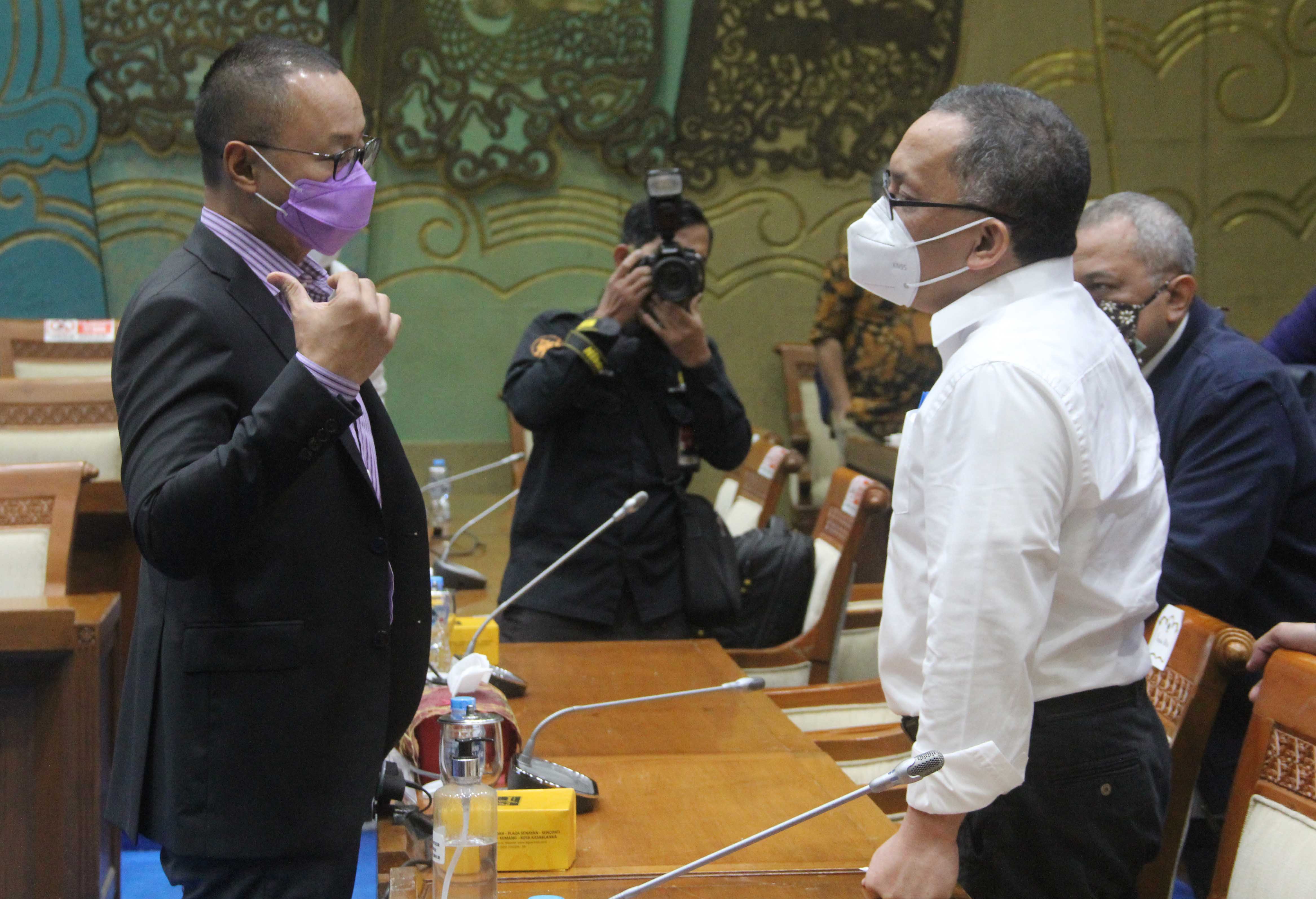 Wakil Ketua Komisi VII Eddy Soeparno (kiri) berbicara dengan Kepala BRIN Laksana Tri Handoko (kanan) setelah pembatalan rapat, Rabu (12/1).