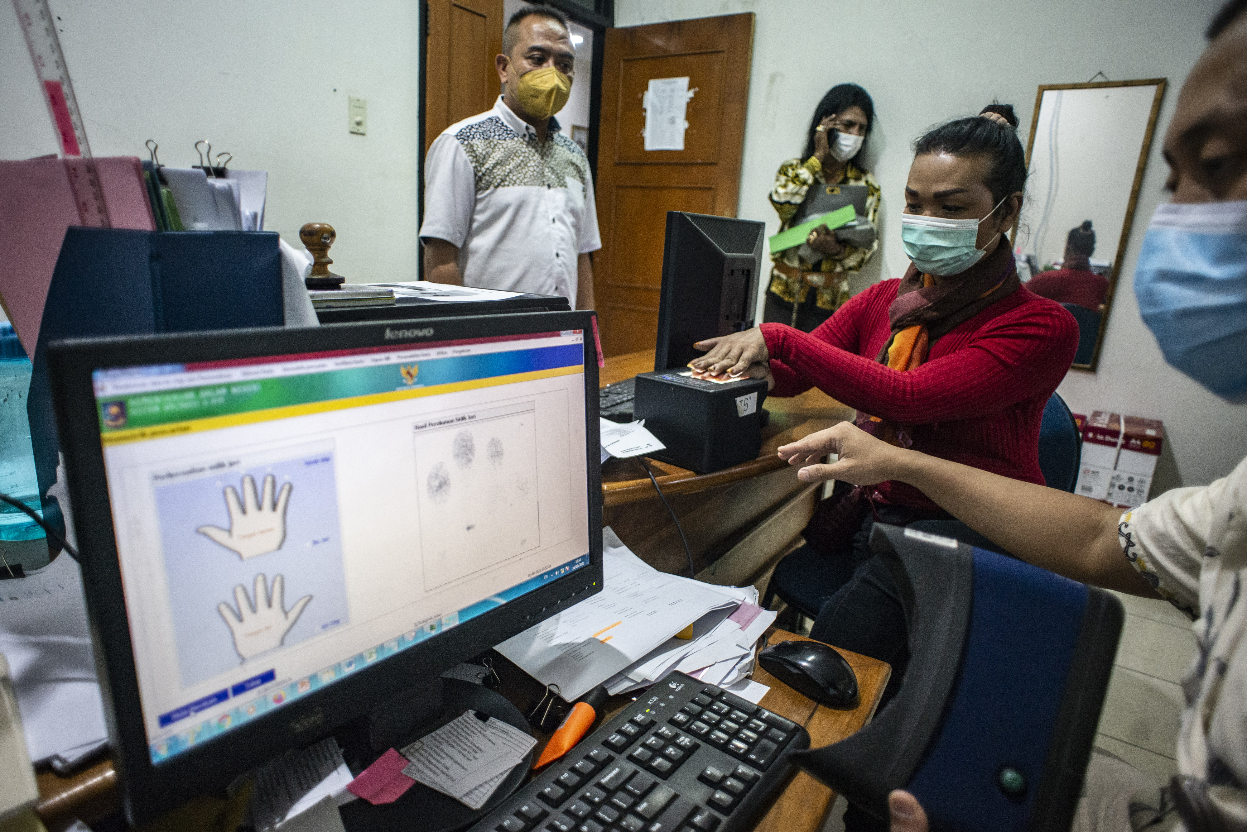 Ilustrasi: Perekaman sidik jari untuk pembuatan KTP Elektronik di Suku Dinas Kependudukan Dan Catatan Sipil Jakarta Selatan.