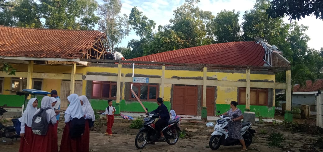 Atap sekolah yang rusak diterjang angin kencang di Subang