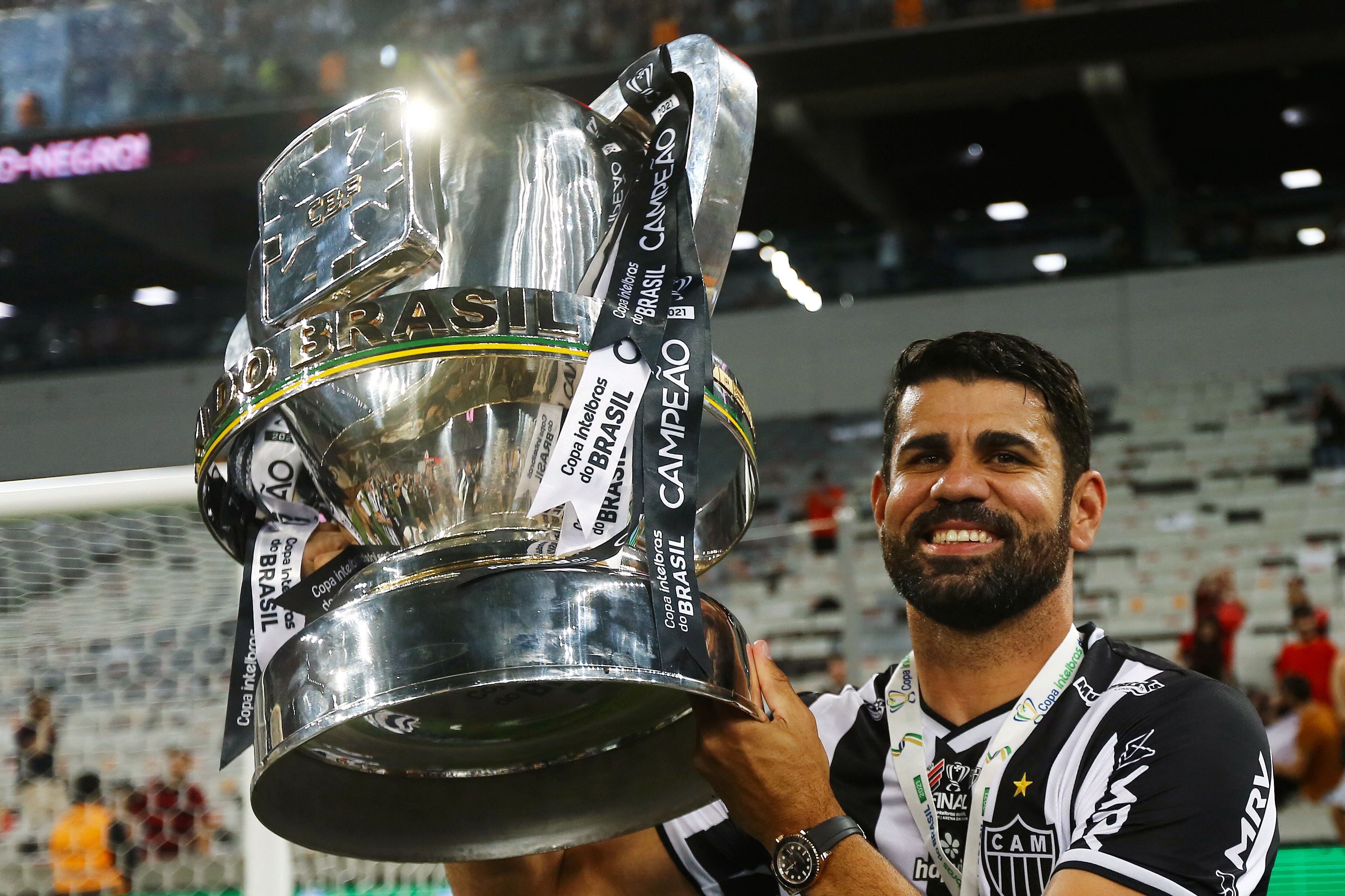 Penyerang Brasil Diego Costa mengangkat trofi yang dimenangkanya bersama Atletico Mineiro.