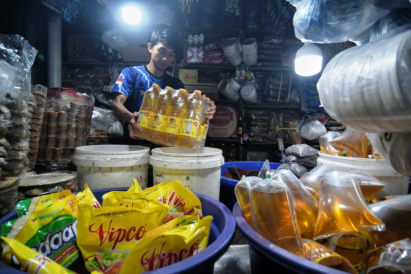 Minyak goreng di pasar tradisional.