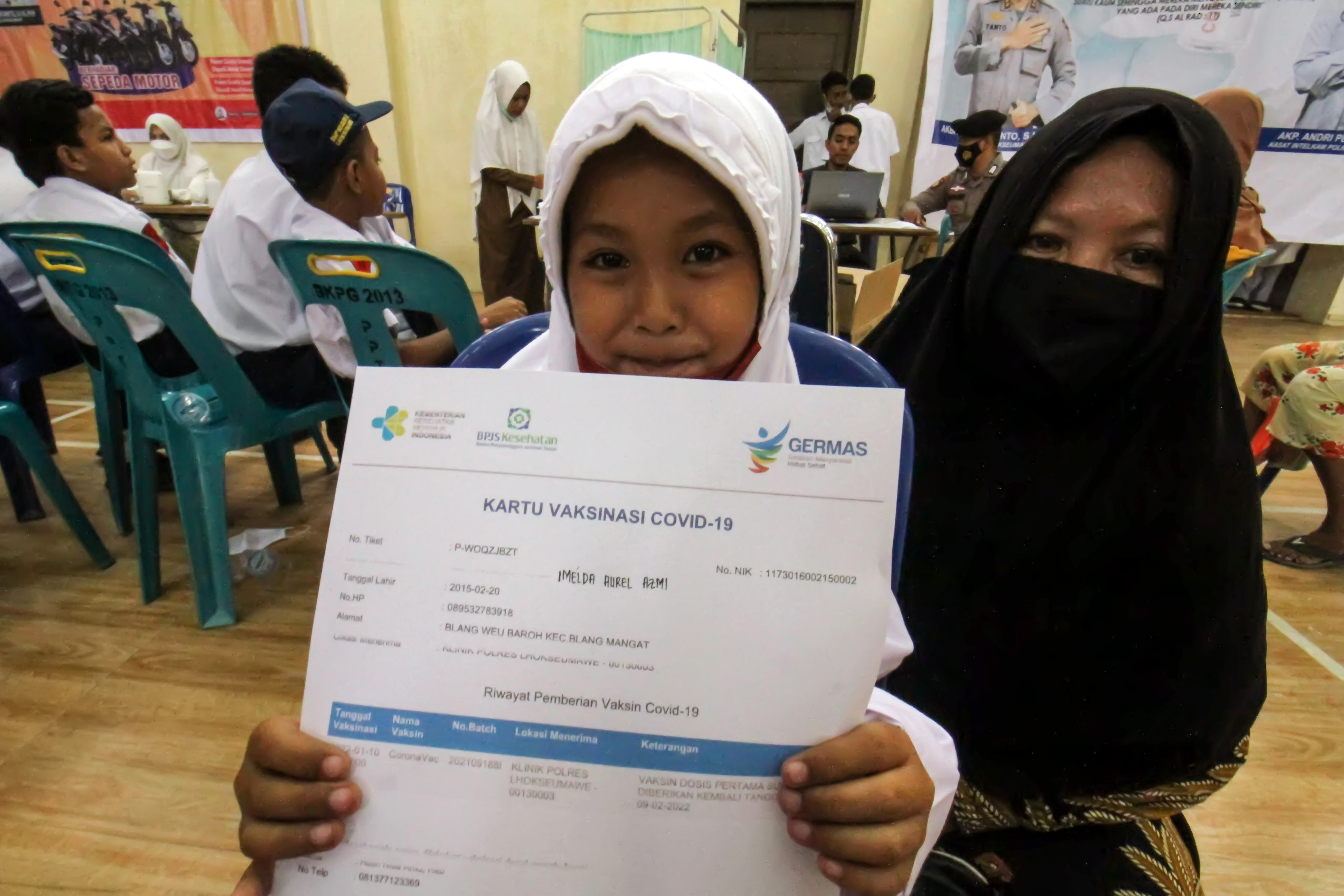 Seorangi siswa usai menjalani vaksinasi covid-19 dosis pertama untuk anak usia 6-11 tahun di Polres Lhokseumawe, Aceh, Senin (10/1/2022). 