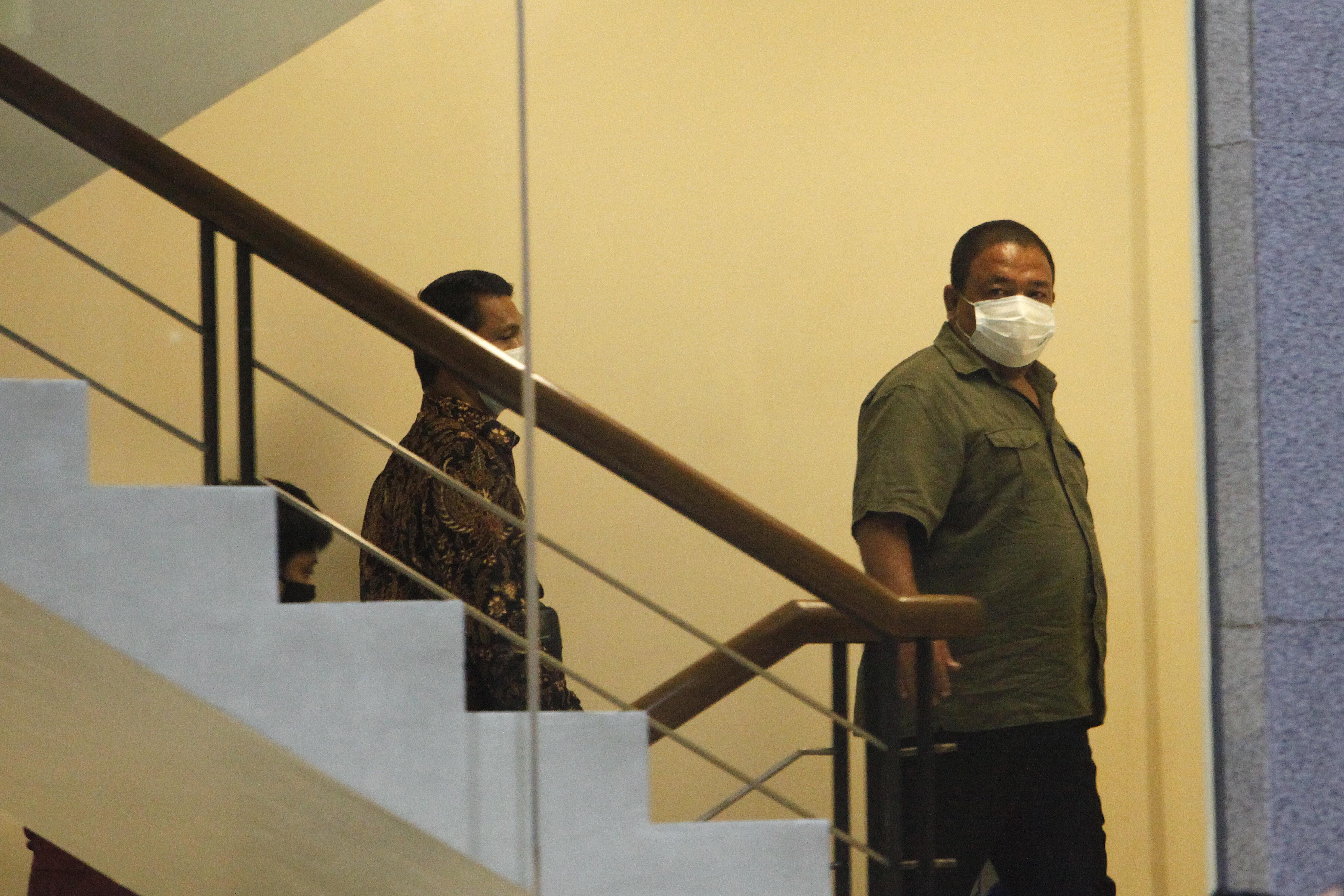 Bupati Langkat Terbit Rencana Perangin-angin dikawal petugas untuk menjalani pemeriksaan di KPK.