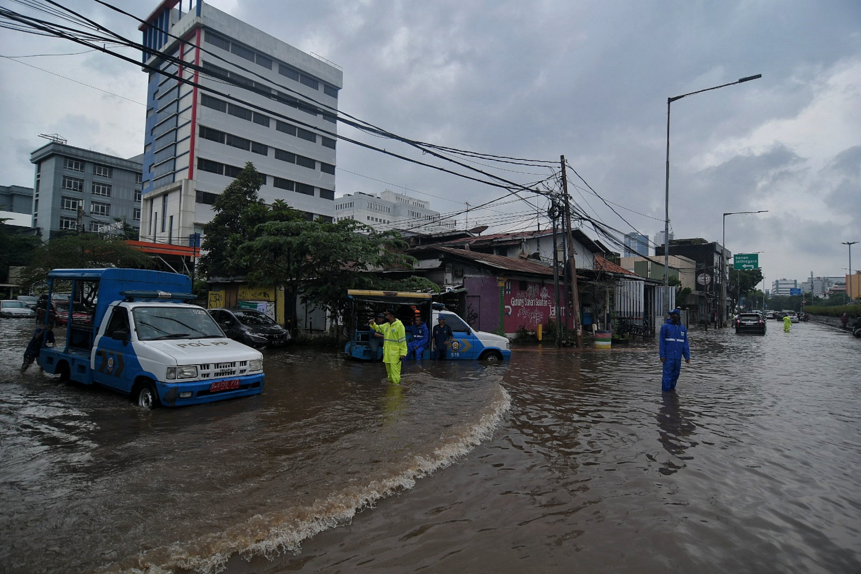 Sejumlah kendaraan melintasi banjir di jalan Bungur Besar Raya, Kemayoran, Jakarta Pusat, Selasa (18/1).