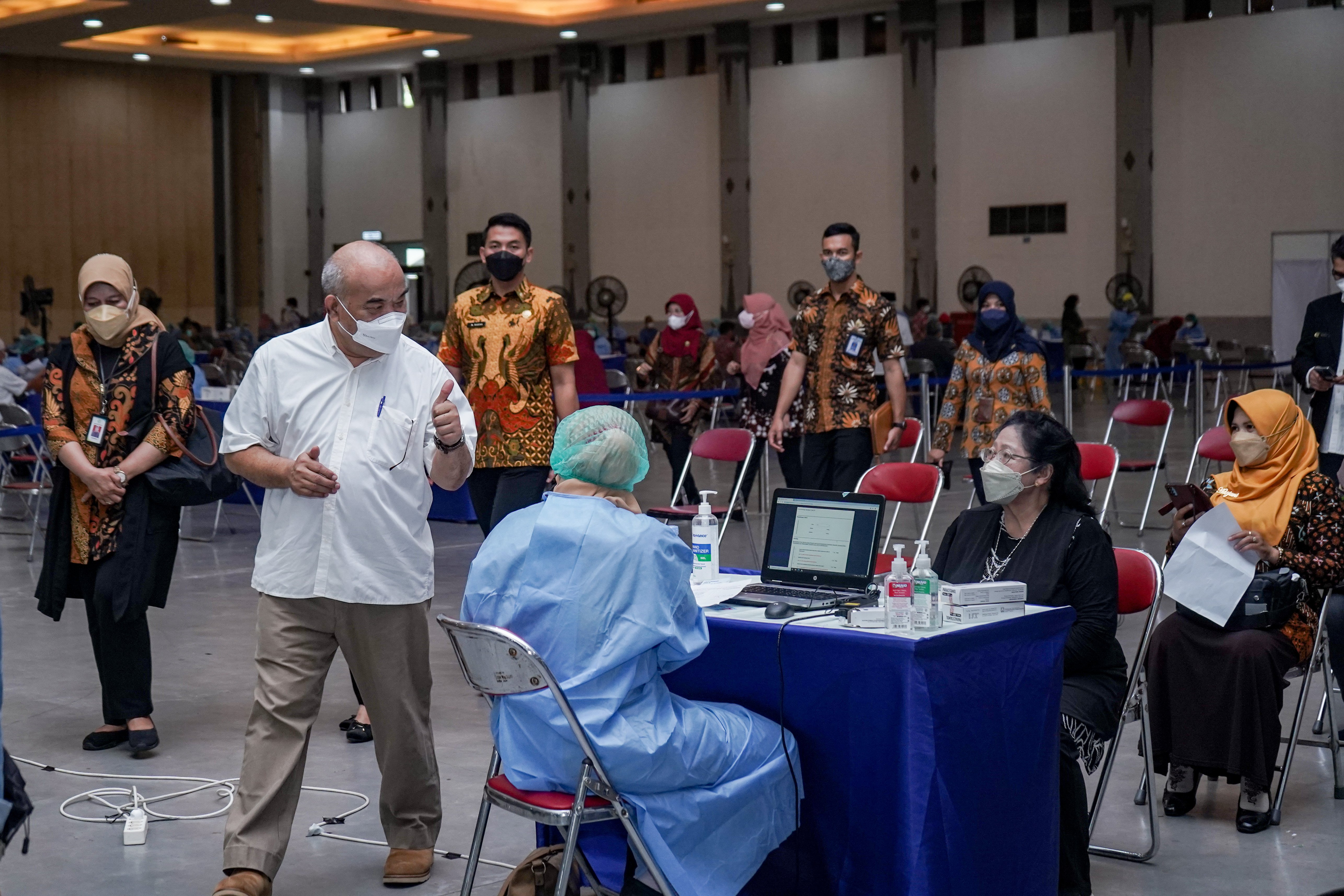 Wakil Gubernur DIY KGPAA Paku Alam X meninjau pelaksanaan vaksinasi dosis 3 atau booster yang diselenggarakan di Gedung JEC Banguntapan, Ban